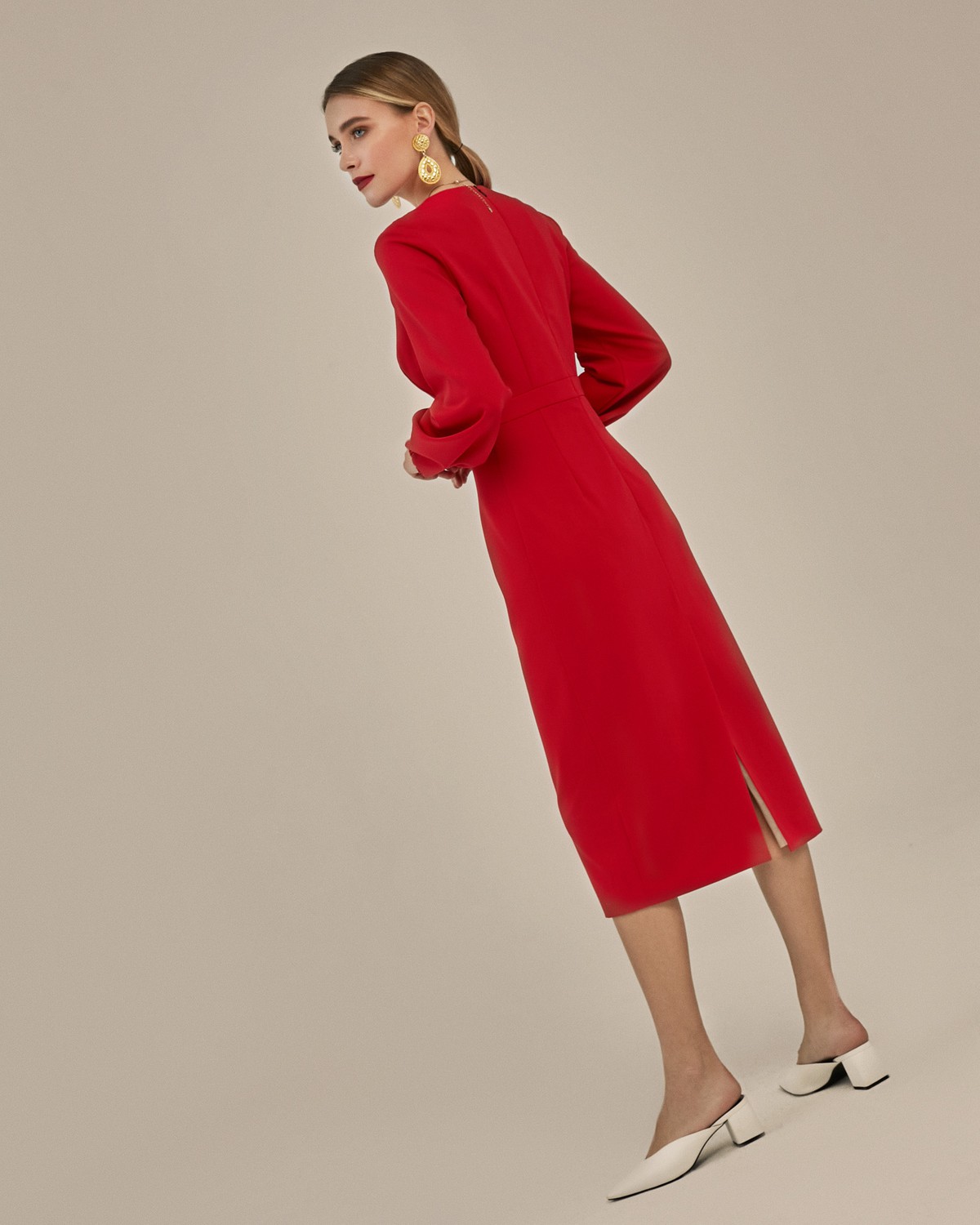 Платье-футляр с широкими рукавами длины миди. Модель дополнена запахом на полочке, с отрезной линией талии и потайной молнией на спинке. Платье создано из пластичной костюмной ткани,в состав которой преимущественно входит вискоза. Идеальный стильный и утонченный вариант для новогодней вечеринки.

На модели размер XS