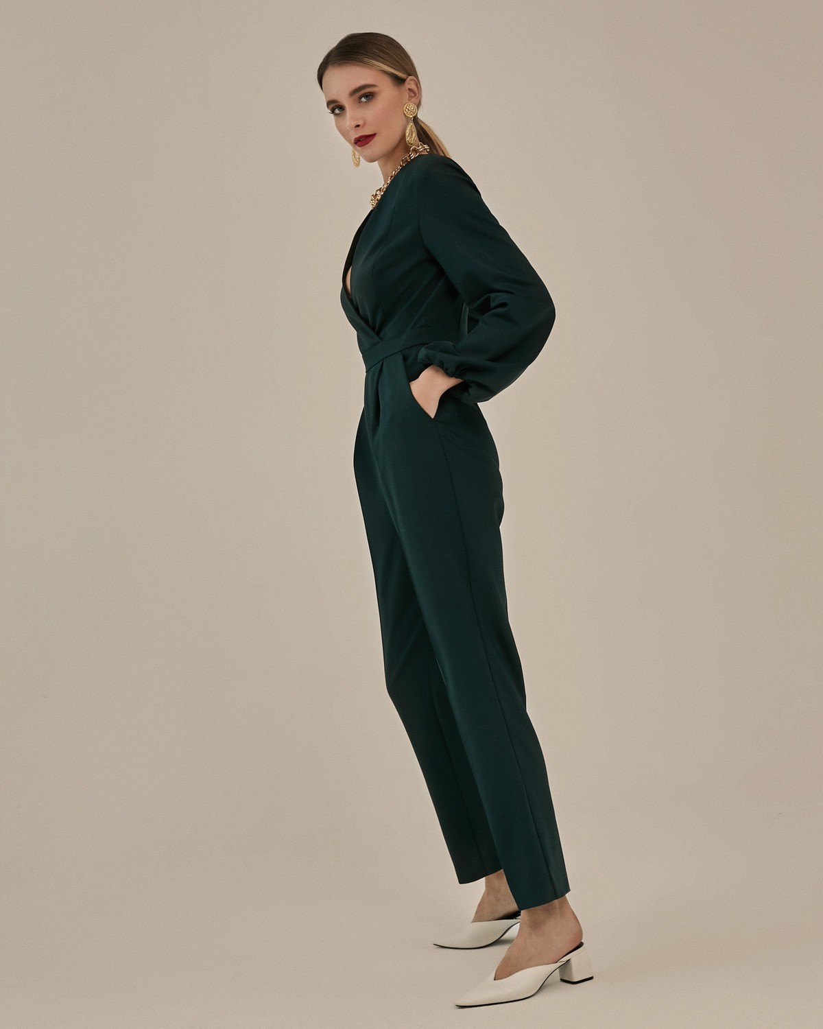 Комбинезон с широкими рукавами и запахом на полочке. Модель дополненапоясом на линии талии.Снизу - брюки-бананы, зауженные к низу. На спинке: потайная молния. Удобный вариант для вечеринки - можно комфортно танцевать, сочтая комбинезон как с лодочками, так и обувью на плоском ходу.

На модели размер XS