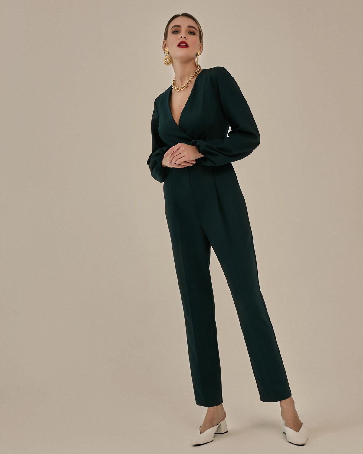 Комбинезон с широкими рукавами и запахом на полочке. Модель дополненапоясом на линии талии.Снизу - брюки-бананы, зауженные к низу. На спинке: потайная молния. Удобный вариант для вечеринки - можно комфортно танцевать, сочтая комбинезон как с лодочками, так и обувью на плоском ходу.

На модели размер XS