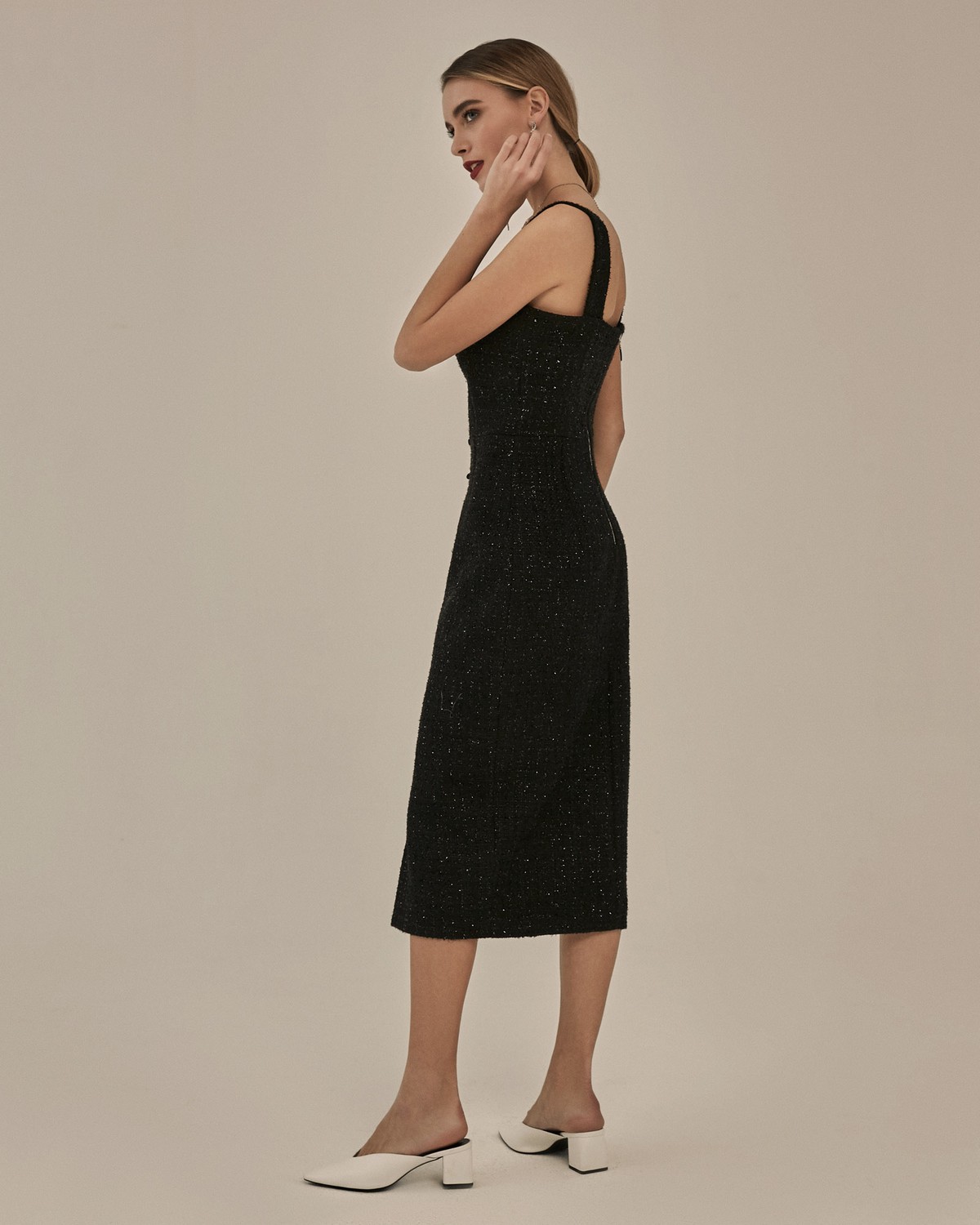 Платье-футляр длины-миди, с широкими бретелями и фигурным вырезом. Модель дополнена обтяжными пуговицами и вырезом спереди. Платье создано из твида с люрексом, который создает праздничный новогодний блеск. Дополните свой образ минималистичными украшениями для предстоящей вечеринки.

На модели размер XS