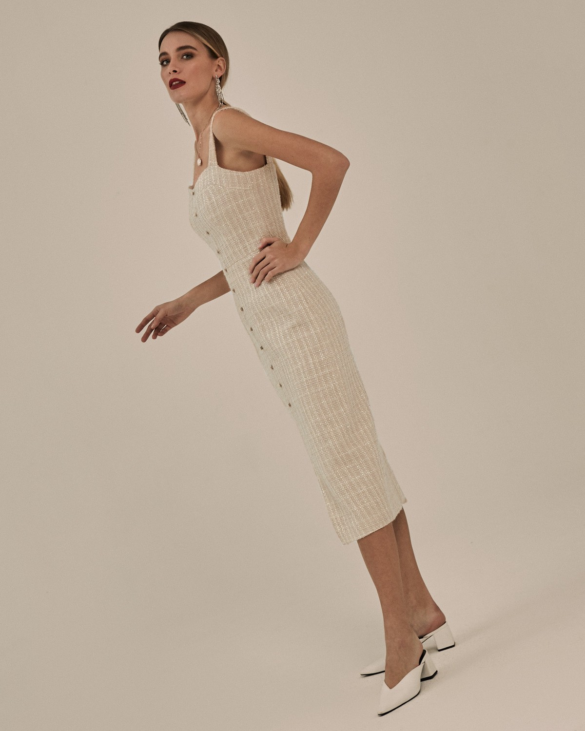 Платье-футляр из твида NY20, цвет: бежевый Allweneed Платье-футляр длины-миди, с широкими бретелями и фигурным вырезом. Модель дополнена обтяжными пуговицами и вырезом спереди. Платье создано из твида с люрексом, который создает праздничный новогодний блеск. Дополните свой образ минималистичными украшениями для предстоящей вечеринки.
На модели размер XS