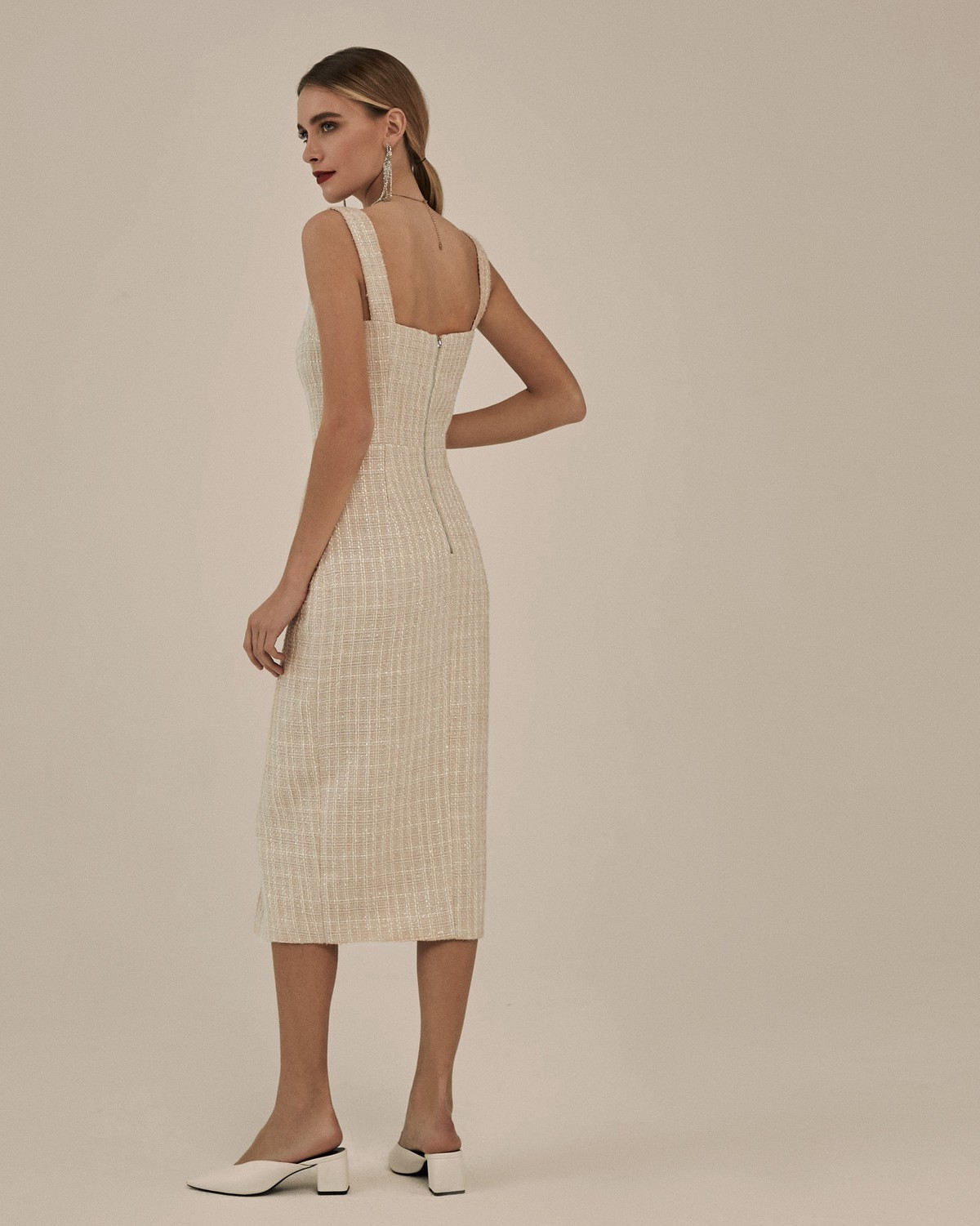 Платье-футляр из твида NY20, цвет: бежевый Allweneed Платье-футляр длины-миди, с широкими бретелями и фигурным вырезом. Модель дополнена обтяжными пуговицами и вырезом спереди. Платье создано из твида с люрексом, который создает праздничный новогодний блеск. Дополните свой образ минималистичными украшениями для предстоящей вечеринки.
На модели размер XS