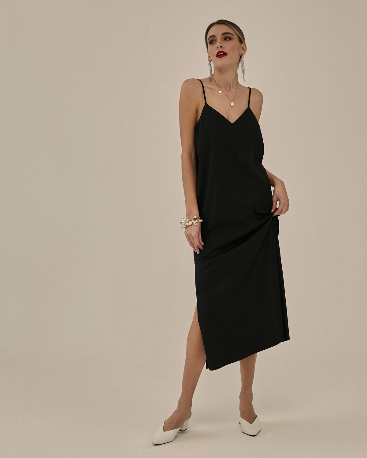 Новогоднее платье в бельевом стиле, прямого силуэта с разрезом по боковому шву. Модель дополнена глубокимфигурным вырезом на спинке. Платье выполненоиз струящейся вискозы с праздничным деликатным блеском. Создавайте женственные элегантные образы.

На модели размер XS