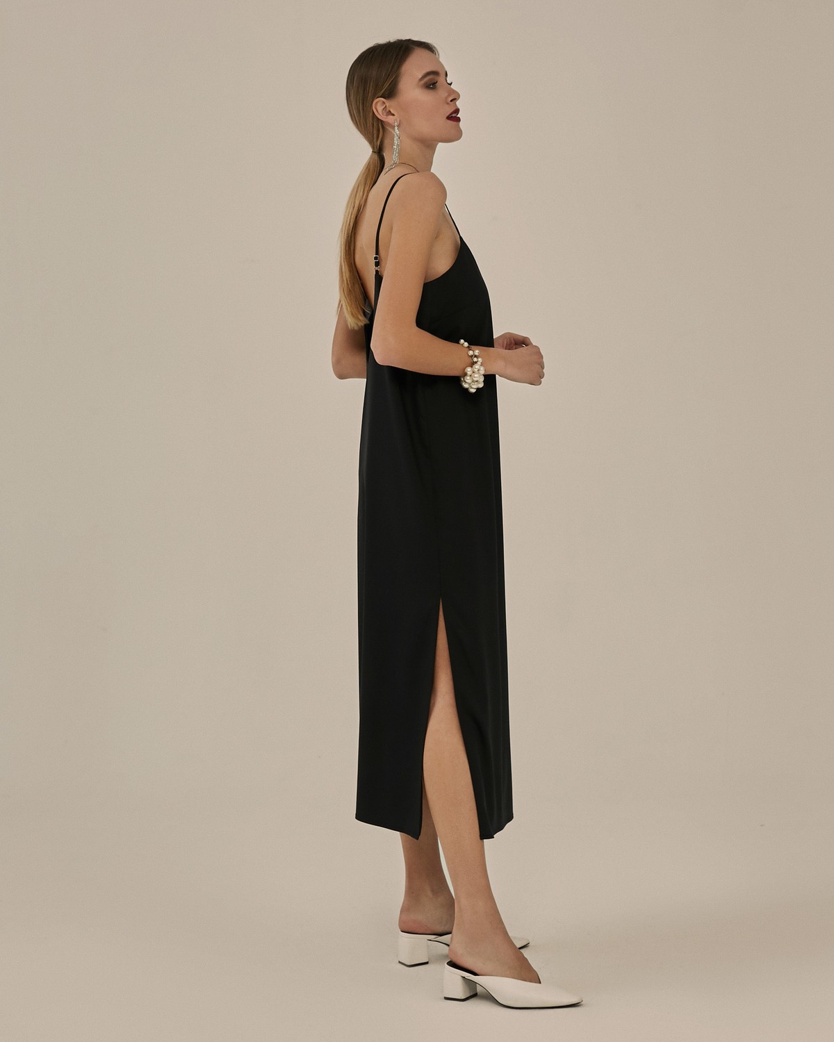 Новогоднее платье в бельевом стиле, прямого силуэта с разрезом по боковому шву. Модель дополнена глубокимфигурным вырезом на спинке. Платье выполненоиз струящейся вискозы с праздничным деликатным блеском. Создавайте женственные элегантные образы.

На модели размер XS