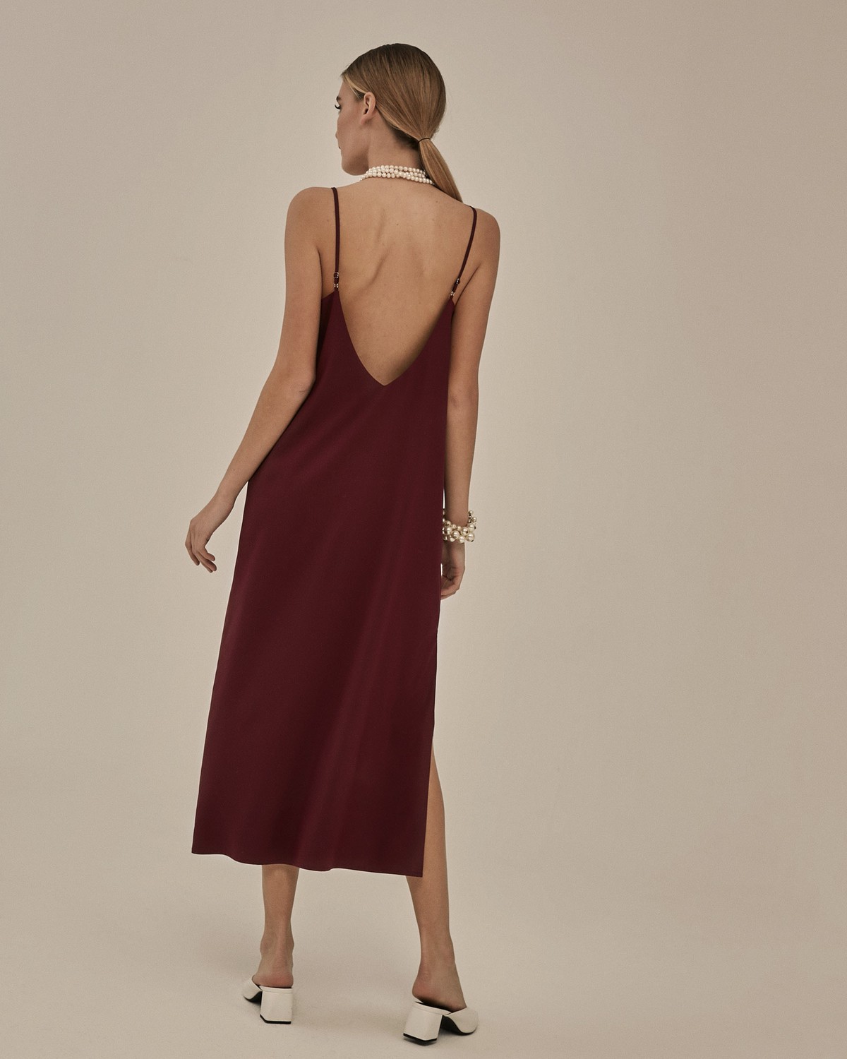 Новогоднее платье в бельевом стиле, прямого силуэта с разрезом по боковому шву. Модель дополнена глубокимфигурным вырезом на спинке. Платье выполненоиз струящейся вискозы с праздничным деликатным блеском. Создавайте женственные элегантные образы.

На модели размер XS