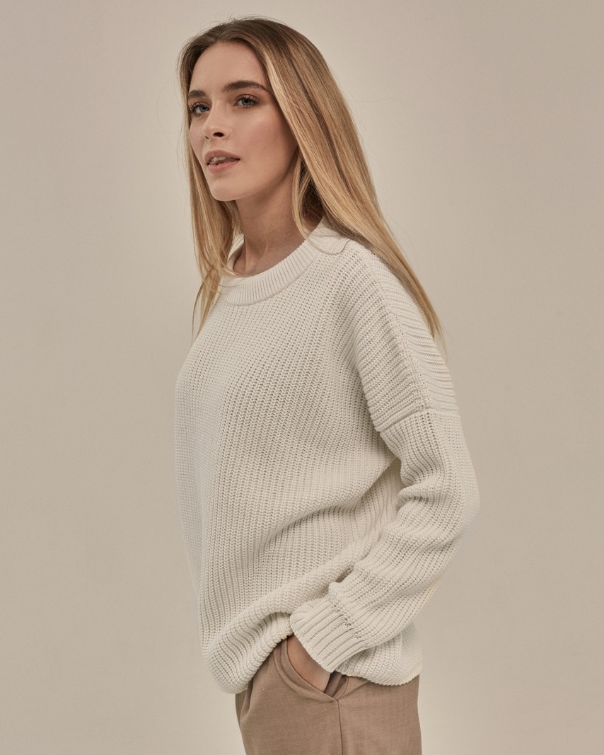 Хлопковый свитер крупной вязки с круглым вырезом. В нем удобно и уютно, его обладательница будет выглядеть как никогда женственно и изящно. Нежный хлопок дышит и позволяет поддерживать оптимальный температурный режим.