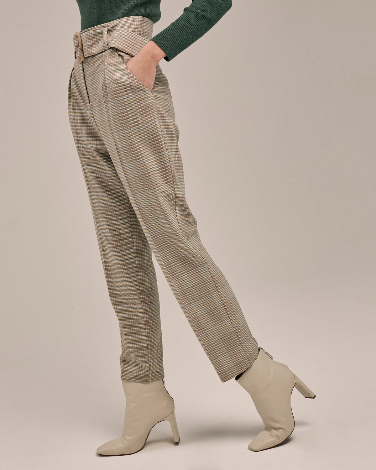 Слегка зауженные брюки на высокой талии. Дополнены поясом с трендовой в этом сезоне роговой пряжкой. Сочетайте с однотонным жакетом из комплекта для создания изысканного, делового или вечернего образа. Брюки этой модели выпускаются в нашей коллекции уже несколько сезонов подряд, поэтому их посадка безупречна.

На модели размер XS