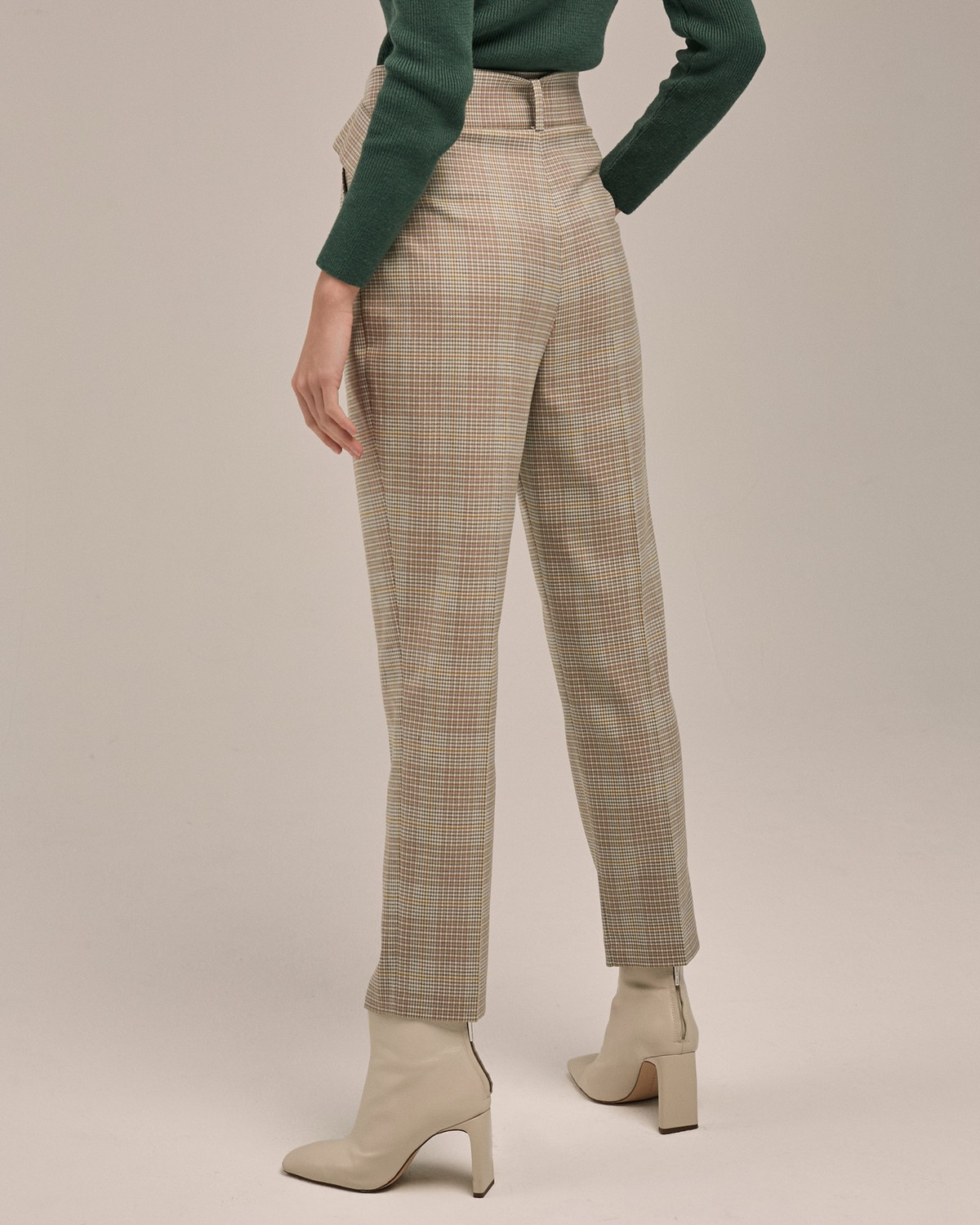 Слегка зауженные брюки на высокой талии. Дополнены поясом с трендовой в этом сезоне роговой пряжкой. Сочетайте с однотонным жакетом из комплекта для создания изысканного, делового или вечернего образа. Брюки этой модели выпускаются в нашей коллекции уже несколько сезонов подряд, поэтому их посадка безупречна.

На модели размер XS