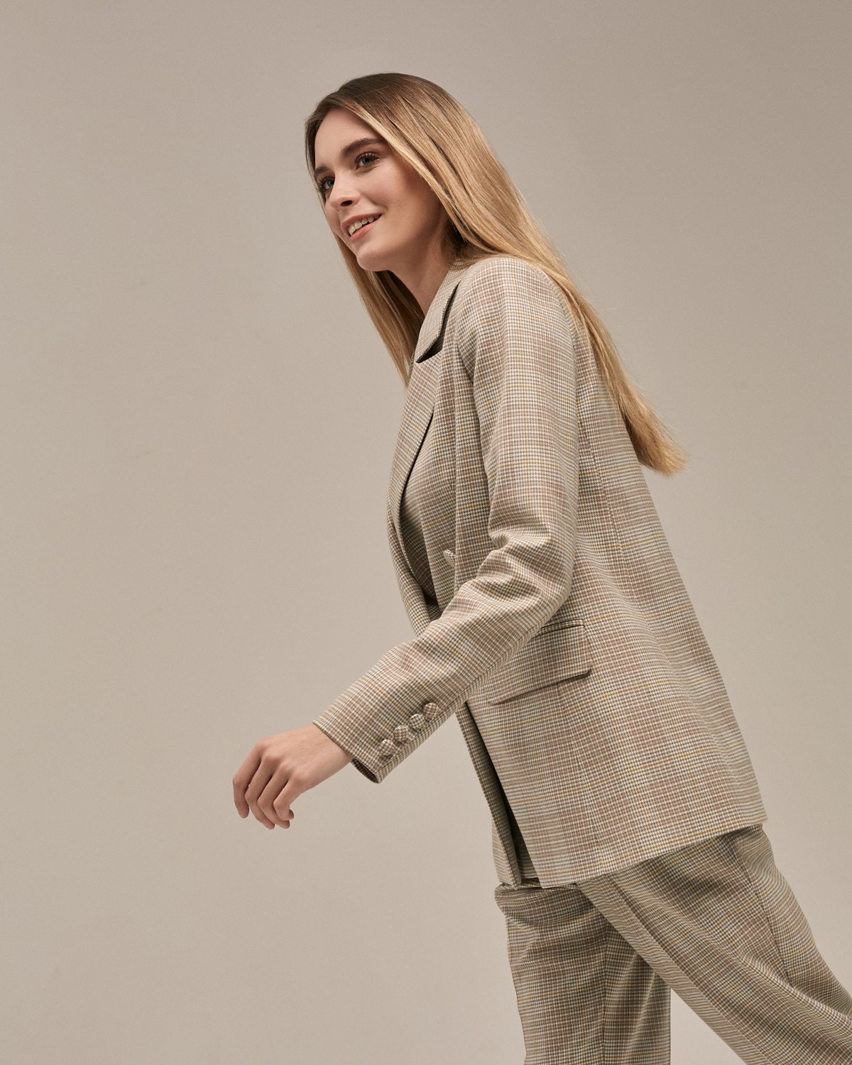 Двубортный жакет свободного кроя с обтяжными пуговицами и клапанами на карманах. Сочетайте с брюками в тон для создания изысканного, делового или вечернего образа. Бестселлер базовой коллекции, который мы повторили этой осенью в глубоких природных оттенках.

На модели размер XS