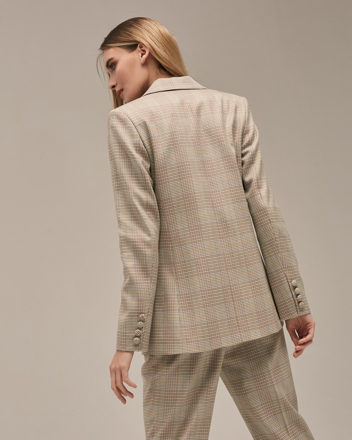 Двубортный жакет свободного кроя с обтяжными пуговицами и клапанами на карманах. Сочетайте с брюками в тон для создания изысканного, делового или вечернего образа. Бестселлер базовой коллекции, который мы повторили этой осенью в глубоких природных оттенках.

На модели размер XS