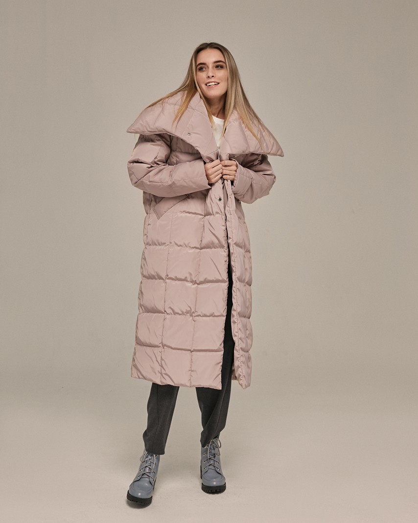 Стеганый пуховик - пик популярности в этом сезоне. Данная модель дополненавысоким воротом. Он позволяет носить пуховик без шарфа.
Изделие дополнено втачными карманами.Застежка на кнопки.
У модели удобный крой рукава, что позволяет подвернуть или укоротить его.

Защищает от ветра и дождя, держит тепло до -25.

На модели размер XS/S