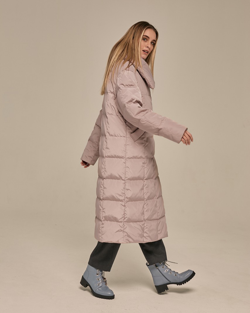 Стеганый пуховик - пик популярности в этом сезоне. Данная модель дополненавысоким воротом. Он позволяет носить пуховик без шарфа.
Изделие дополнено втачными карманами.Застежка на кнопки.
У модели удобный крой рукава, что позволяет подвернуть или укоротить его.

Защищает от ветра и дождя, держит тепло до -25.

На модели размер XS/S