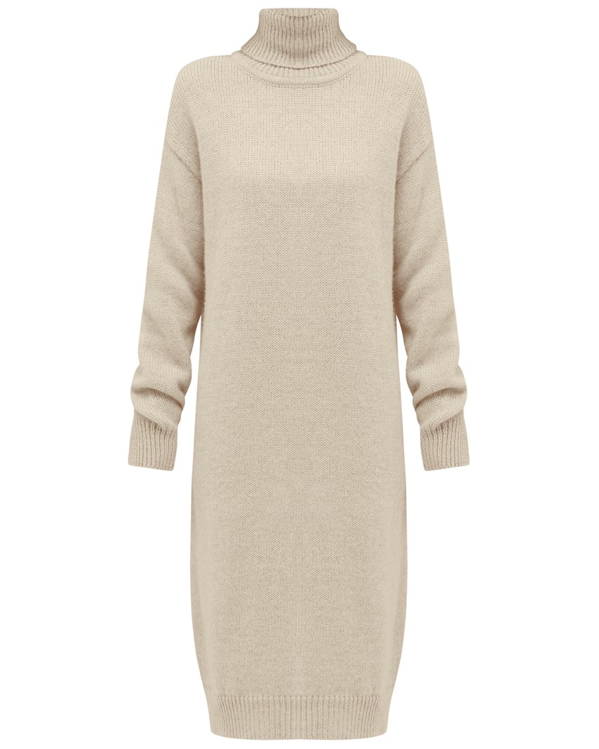 Платье трикотажное, цвет: молочный Allweneed Трикотажное платье длины миди прямого кроя. Дополнено широким высоким воротом. По низу рукава и низу изделия притачан манжет, что создает удобство при ношении платья. Идеальный вариант для прохладных зимнихпрогулок и уютных посиделок с друзьями.