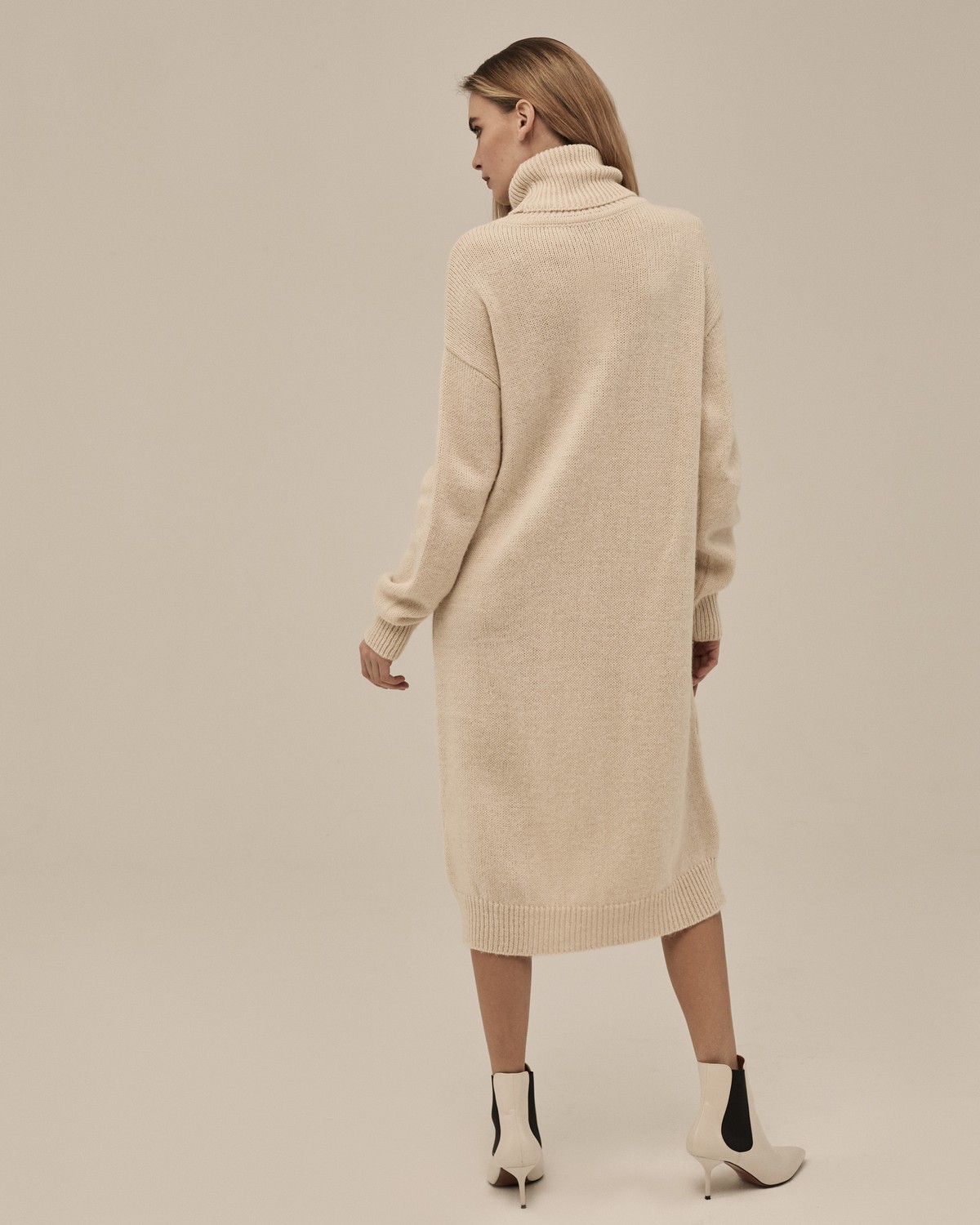 Платье трикотажное, цвет: молочный Allweneed Трикотажное платье длины миди прямого кроя. Дополнено широким высоким воротом. По низу рукава и низу изделия притачан манжет, что создает удобство при ношении платья. Идеальный вариант для прохладных зимнихпрогулок и уютных посиделок с друзьями.