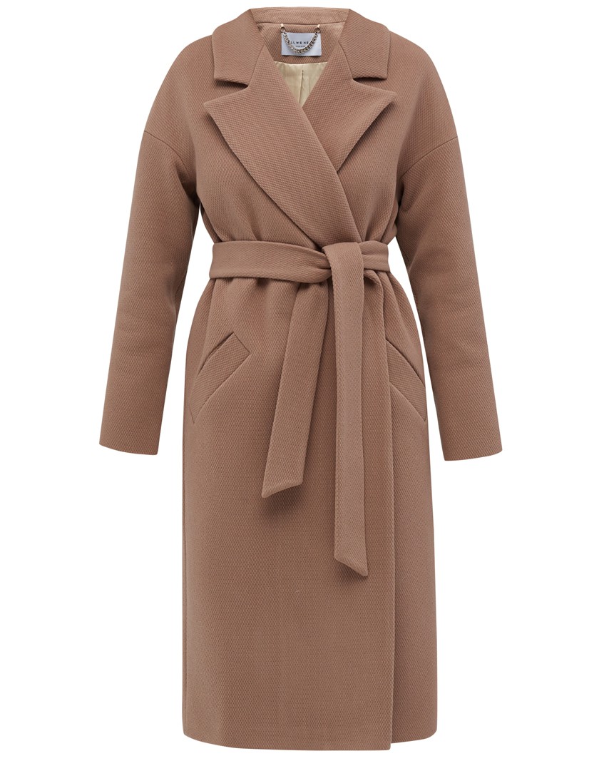 Пальто-халат из плотной шерсти. Модель прямого силуэтас английским воротником.Пальто дополнено двумя вместительными карманами,без застежки, с поясом из основного материала.

На модели размер XS