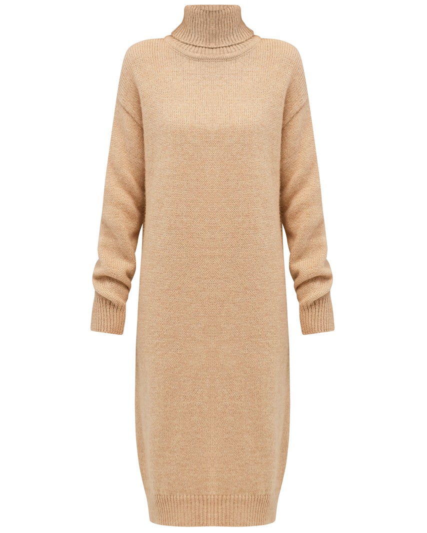Трикотажное платье длины миди прямого кроя. Дополнено широким высоким воротом. По низу рукава и низу изделия притачан манжет, что создает удобство при ношении платья. Идеальный вариант для прохладных зимнихпрогулок и уютных посиделок с друзьями.