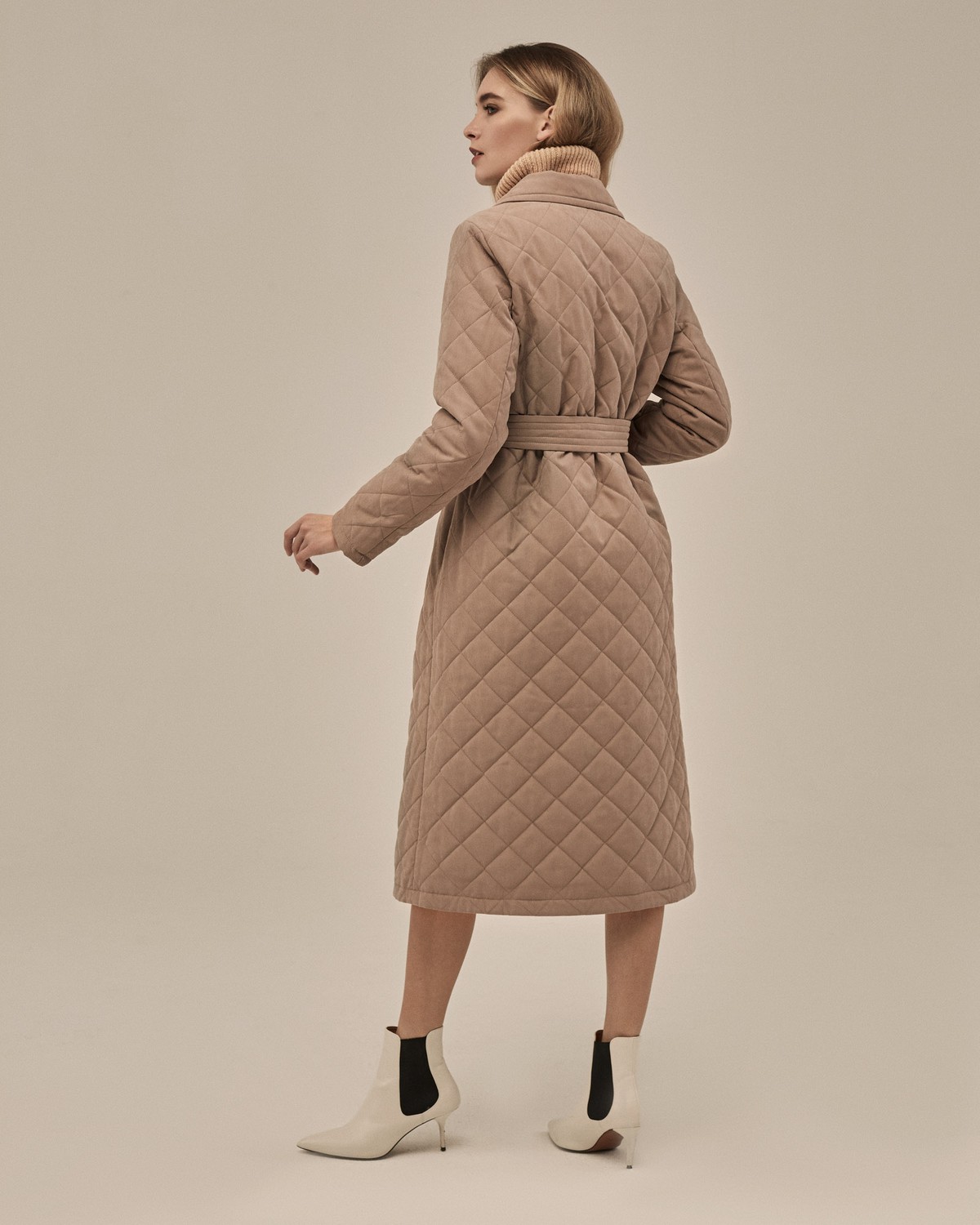 Однобортное стеганое пальто на тонком синтепоне, прямого силуэта. Полочка с центральной бортовой застежкой на 3 пришивные кнопки. Модель дополнена английским воротником и съемным поясом в тон изделия.

Пальто выдержит холод и будет греть вас до -10 градусов.

На модели размер XS