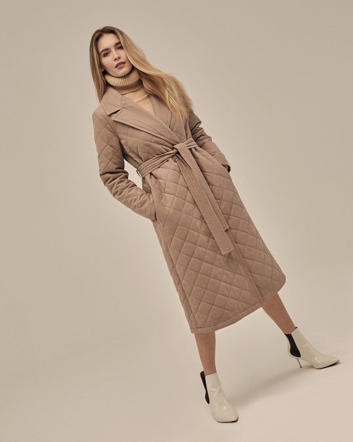 Однобортное стеганое пальто на тонком синтепоне, прямого силуэта. Полочка с центральной бортовой застежкой на 3 пришивные кнопки. Модель дополнена английским воротником и съемным поясом в тон изделия.

Пальто выдержит холод и будет греть вас до -10 градусов.

На модели размер XS