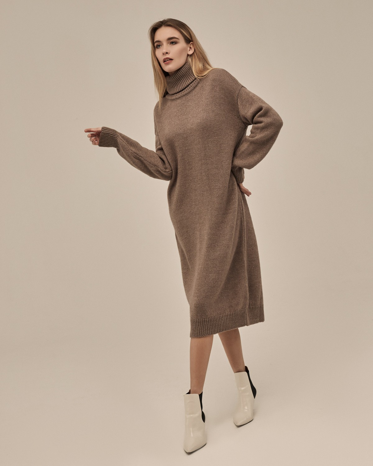 Трикотажное платье длины миди прямого кроя. Дополнено широким высоким воротом. По низу рукава и низу изделия притачан манжет, что создает удобство при ношении платья. Идеальный вариант для прохладных зимнихпрогулок и уютных посиделок с друзьями.