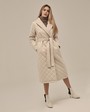Стеганое пальто, цвет: светло-бежевый Allweneed Однобортное стеганое пальто на тонком синтепоне, прямого силуэта. Полочка с центральной бортовой застежкой на 3 пришивные кнопки. Модель дополнена английским воротником и съемным поясом в тон изделия.
Пальто выдержит холод и будет греть вас до -10 градусов.
На модели размер XS