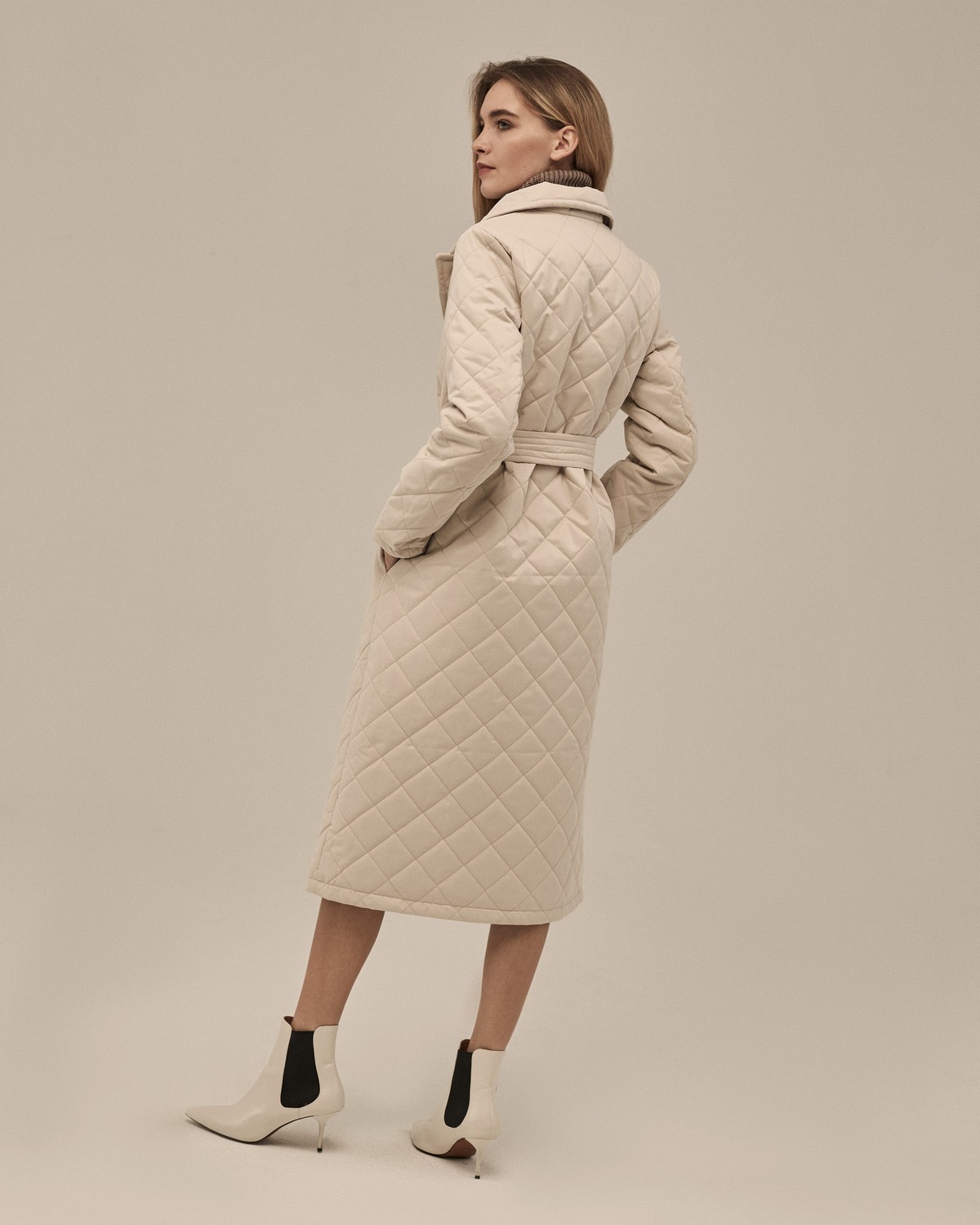 Стеганое пальто, цвет: светло-бежевый Allweneed Однобортное стеганое пальто на тонком синтепоне, прямого силуэта. Полочка с центральной бортовой застежкой на 3 пришивные кнопки. Модель дополнена английским воротником и съемным поясом в тон изделия.
Пальто выдержит холод и будет греть вас до -10 градусов.
На модели размер XS