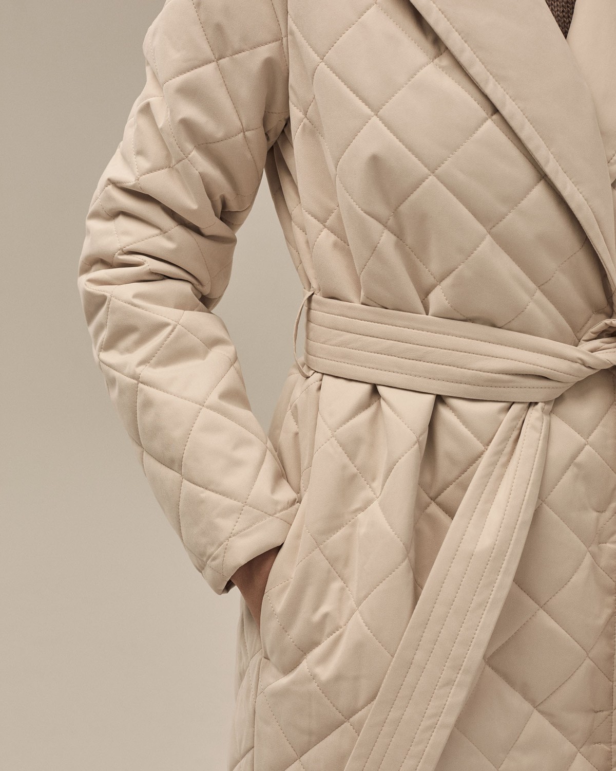 Стеганое пальто, цвет: светло-бежевый Allweneed Однобортное стеганое пальто на тонком синтепоне, прямого силуэта. Полочка с центральной бортовой застежкой на 3 пришивные кнопки. Модель дополнена английским воротником и съемным поясом в тон изделия.
Пальто выдержит холод и будет греть вас до -10 градусов.
На модели размер XS