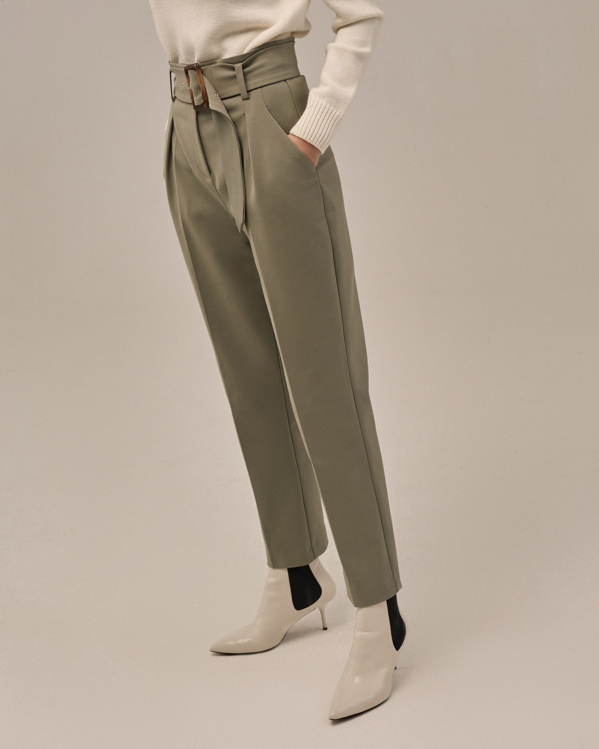 Слегка зауженные брюки на высокой талии. Дополнены поясом с трендовой в этом сезоне роговой пряжкой. Сочетайте с однотонным жакетом из комплекта для создания изысканного, делового или вечернего образа. Брюки этой модели выпускаются в нашей коллекции уже несколько сезонов подряд, поэтому их посадка безупречна.

На модели размер XS