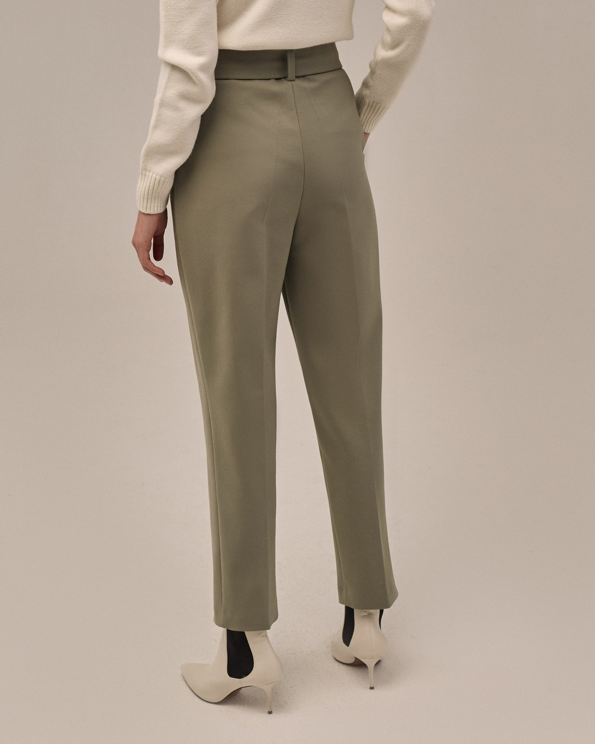 Слегка зауженные брюки на высокой талии. Дополнены поясом с трендовой в этом сезоне роговой пряжкой. Сочетайте с однотонным жакетом из комплекта для создания изысканного, делового или вечернего образа. Брюки этой модели выпускаются в нашей коллекции уже несколько сезонов подряд, поэтому их посадка безупречна.

На модели размер XS