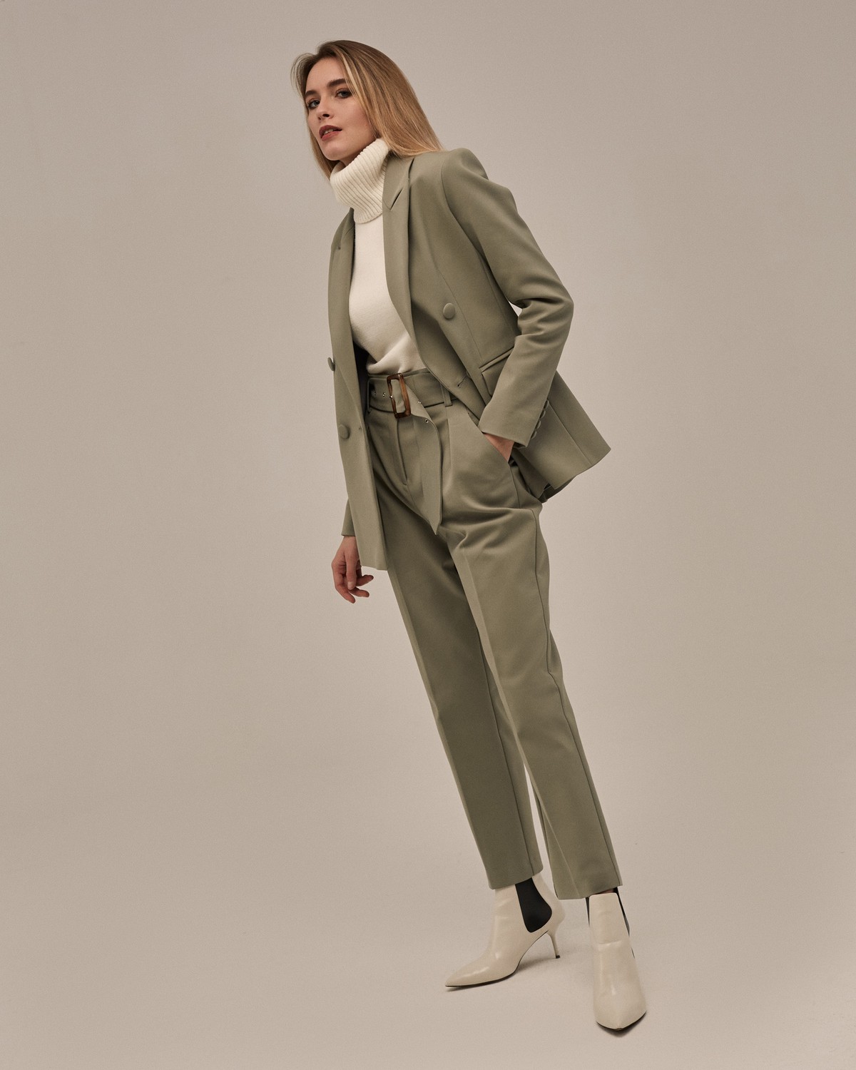 Слегка зауженные брюки на высокой талии. Дополнены поясом с трендовой в этом сезоне роговой пряжкой. Сочетайте с однотонным жакетом из комплекта для создания изысканного, делового или вечернего образа. Брюки этой модели выпускаются в нашей коллекции уже несколько сезонов подряд, поэтому их посадка безупречна.

На модели размер XS