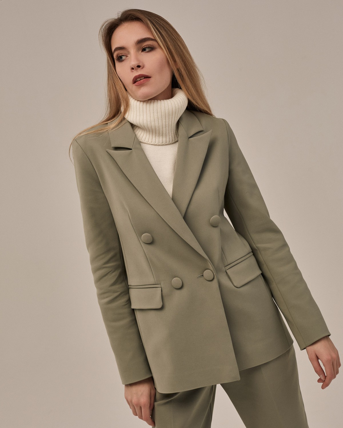 Двубортный жакет свободного кроя с обтяжными пуговицами и клапанами на карманах. Сочетайте с брюками в тон для создания изысканного, делового или вечернего образа. Бестселлер базовой коллекции, который мы повторили этой осенью в глубоких природных оттенках.

На модели размер XS