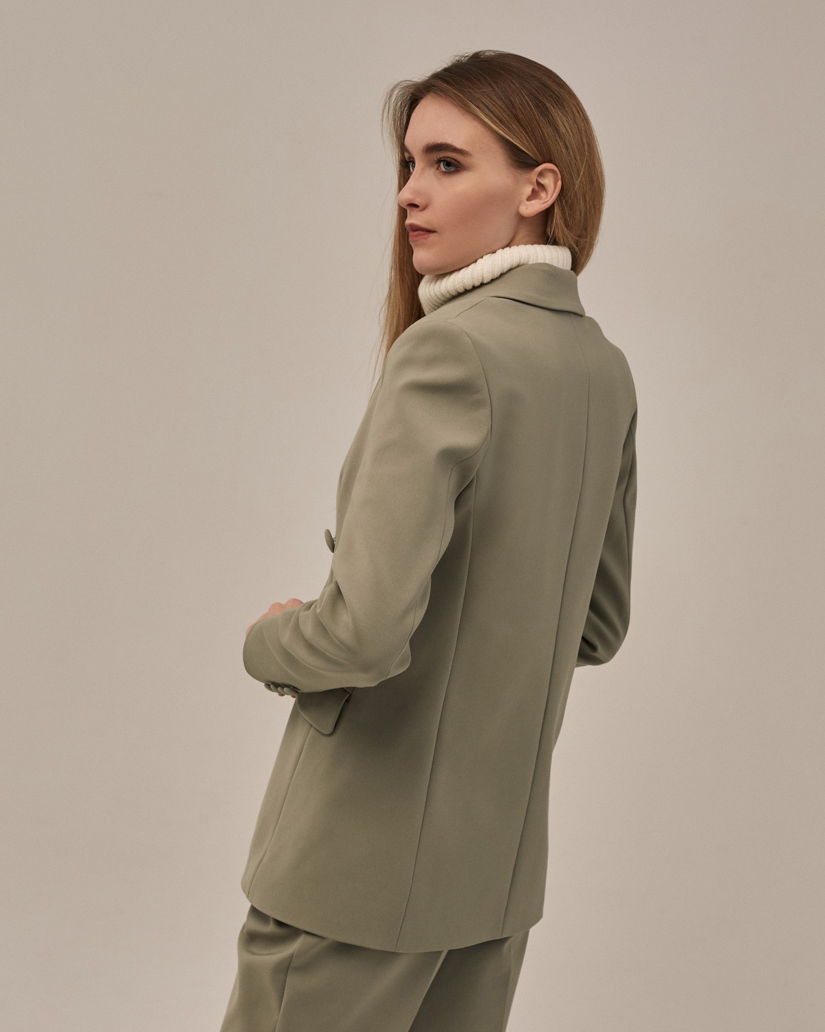 Двубортный жакет свободного кроя с обтяжными пуговицами и клапанами на карманах. Сочетайте с брюками в тон для создания изысканного, делового или вечернего образа. Бестселлер базовой коллекции, который мы повторили этой осенью в глубоких природных оттенках.

На модели размер XS