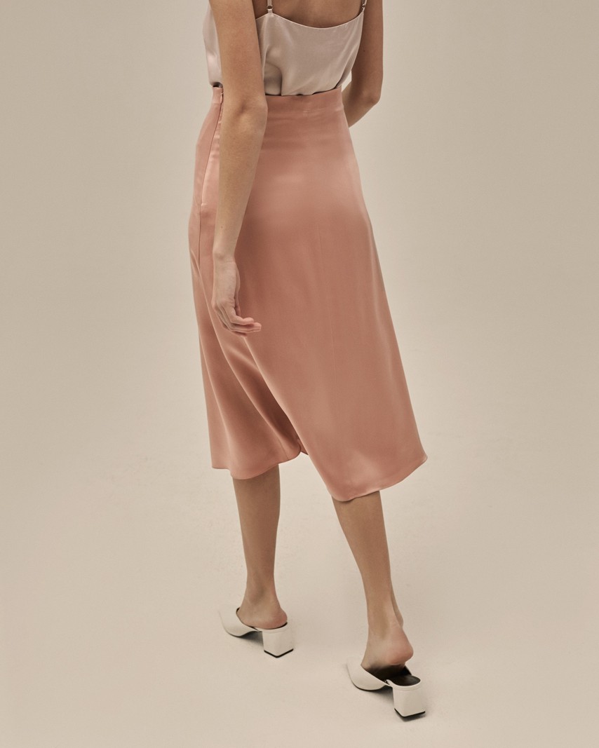 Юбка прямого кроя, выполненная из 100% шелка с эффектом мокрого шелка, который придает бархатистое сияние. Модель дополнена отрезным поясом и потайной молнией сбоку. Юбку можно сочетать с топом в бельевом стиле или с блузами для создания вечернего образа.

На модели размер XS