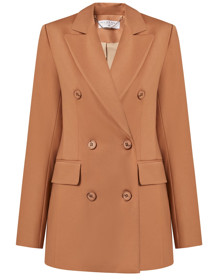 Слегка приталенный двубортный жакет из плотной мягкой вискозы послужит удачным дополнением не только к деловым нарядам, но и к повседневным образам. Незаменимый элемент базового гардероба, который легко сочетать с брюками, юбками, платьями и денимом.

На модели размер XS