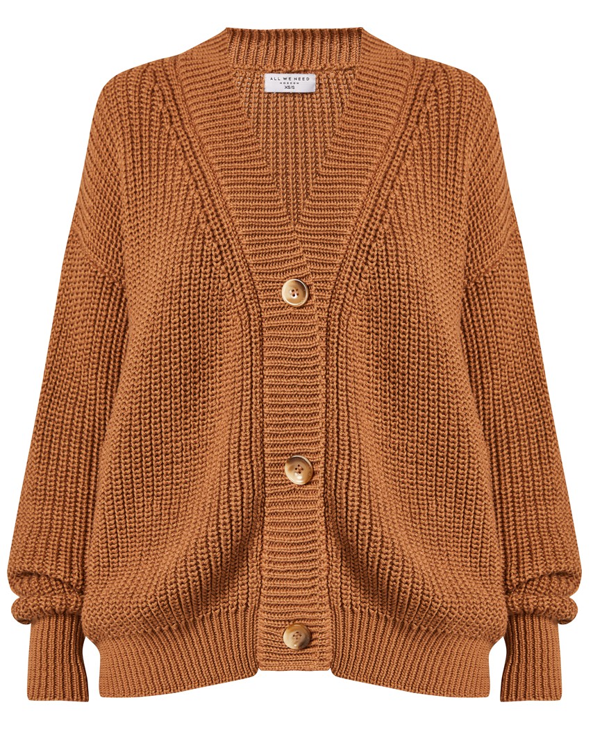 Кардиган трикотажный на пуговицах, цвет: кофейный Allweneed Кардиган oversize с V-образным вырезом и спущенным плечом. Модель дополнена 3 роговыми пуговицами. Дополните теплый и уютный образ бельевым топом или футболкой.
На модели размер one size