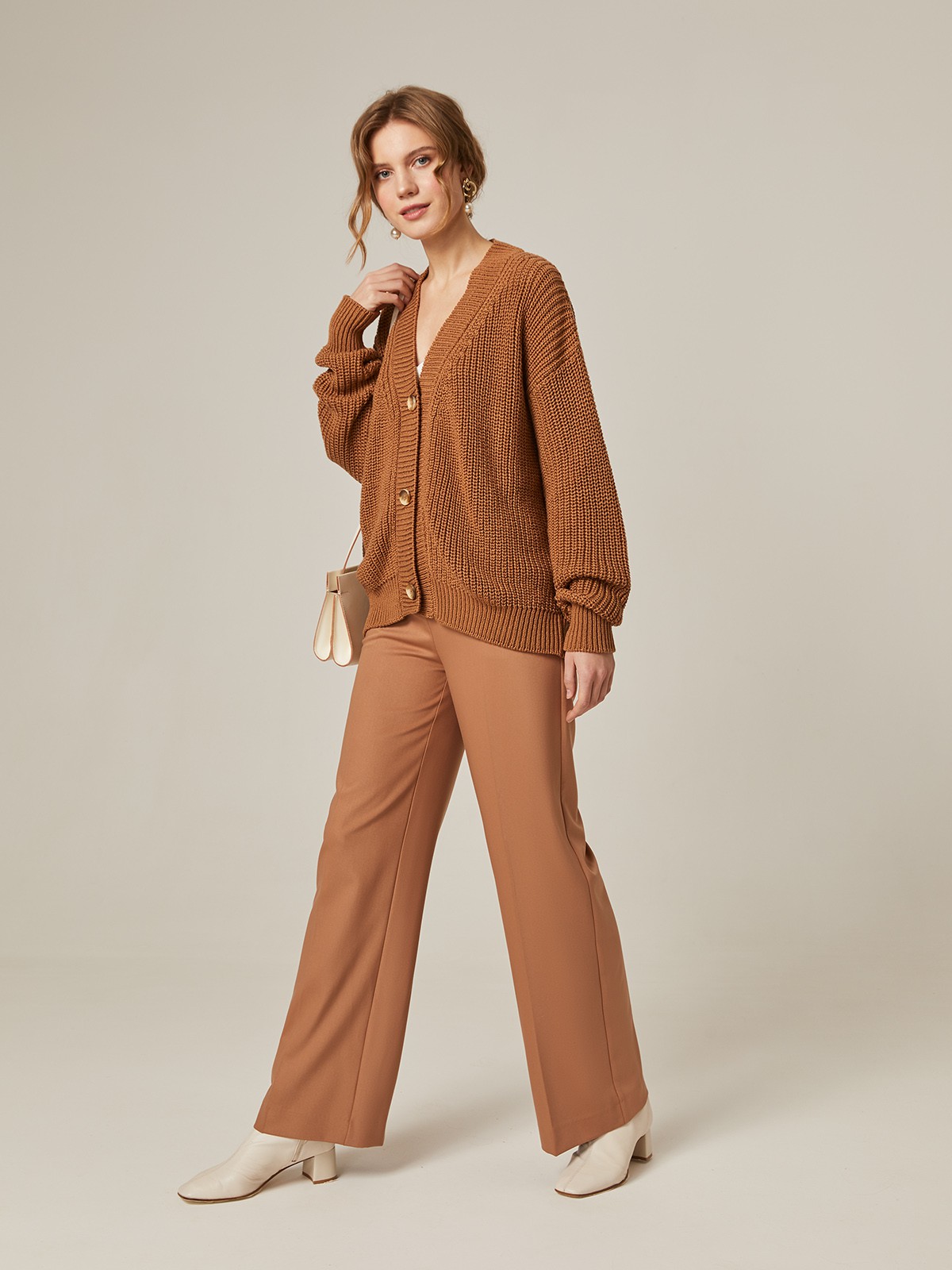 Кардиган трикотажный на пуговицах, цвет: кофейный Allweneed Кардиган oversize с V-образным вырезом и спущенным плечом. Модель дополнена 3 роговыми пуговицами. Дополните теплый и уютный образ бельевым топом или футболкой.
На модели размер one size