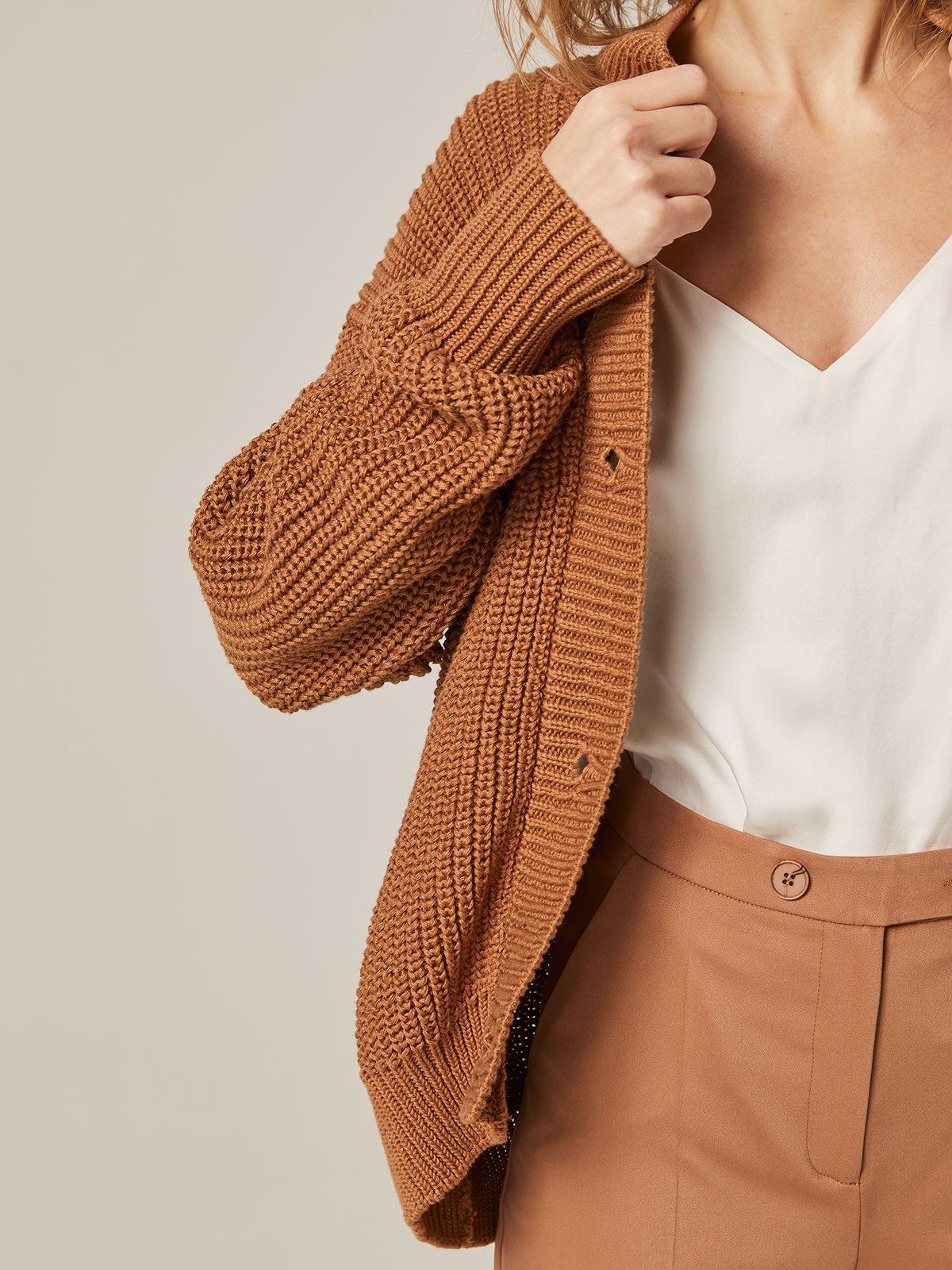 Кардиган трикотажный на пуговицах, цвет: кофейный Allweneed Кардиган oversize с V-образным вырезом и спущенным плечом. Модель дополнена 3 роговыми пуговицами. Дополните теплый и уютный образ бельевым топом или футболкой.
На модели размер one size