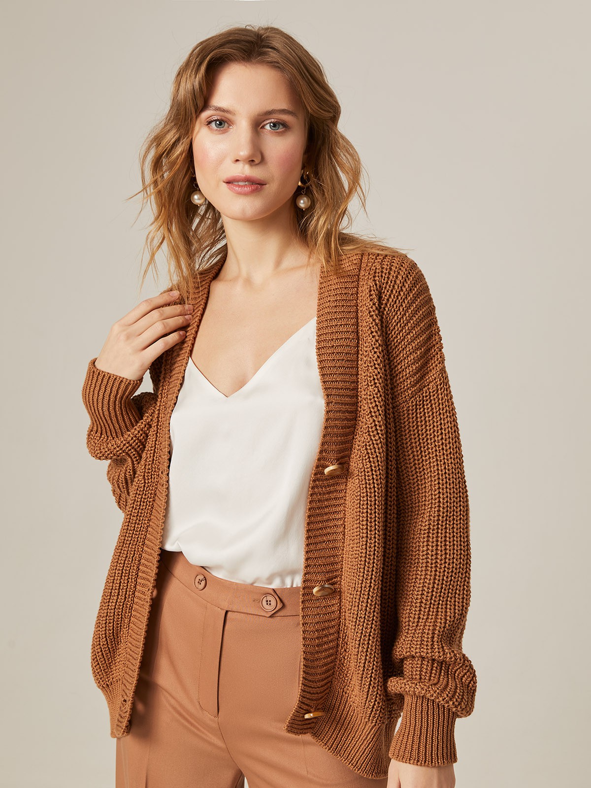 Кардиган трикотажный на пуговицах, цвет: кофейный Allweneed Кардиган oversize с V-образным вырезом и спущенным плечом. Модель дополнена 3 роговыми пуговицами. Дополните теплый и уютный образ бельевым топом или футболкой.
На модели размер one size