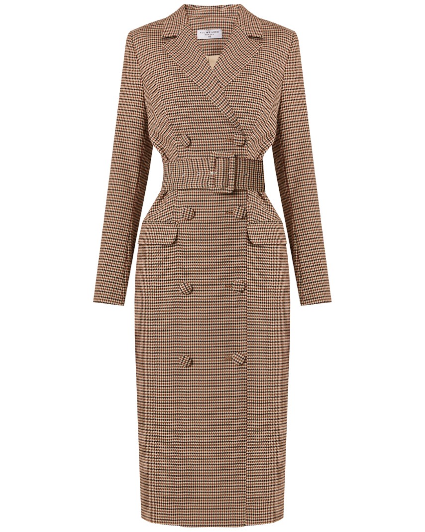 Двубортное платье-жакет длины миди с посадкой по фигуре. Дополнено поясом в тон с обтяжной пряжкой в тон, который идеально подчеркивает талию,и клапанами на карманах. С ним Вы можете собрать элегантый, вечерный или деловыйобраз. Дополните платье босоножками или лодочками и отправляйтесь на вечеринку.

На модели размер M