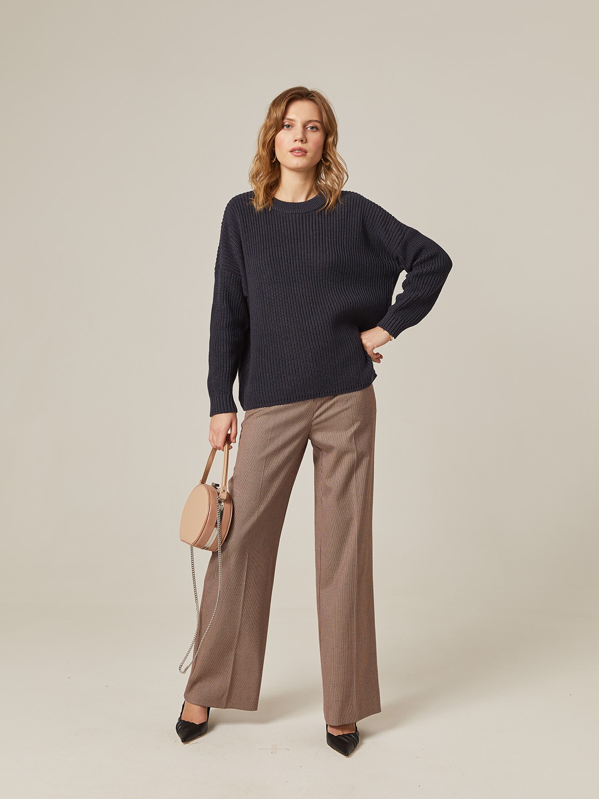 Хлопковый свитер крупной вязки с круглым вырезом. В нем удобно и уютно, его обладательница будет выглядеть как никогда женственно и изящно. Нежный хлопок дышит и позволяет поддерживать оптимальный температурный режим.

На модели размер one size