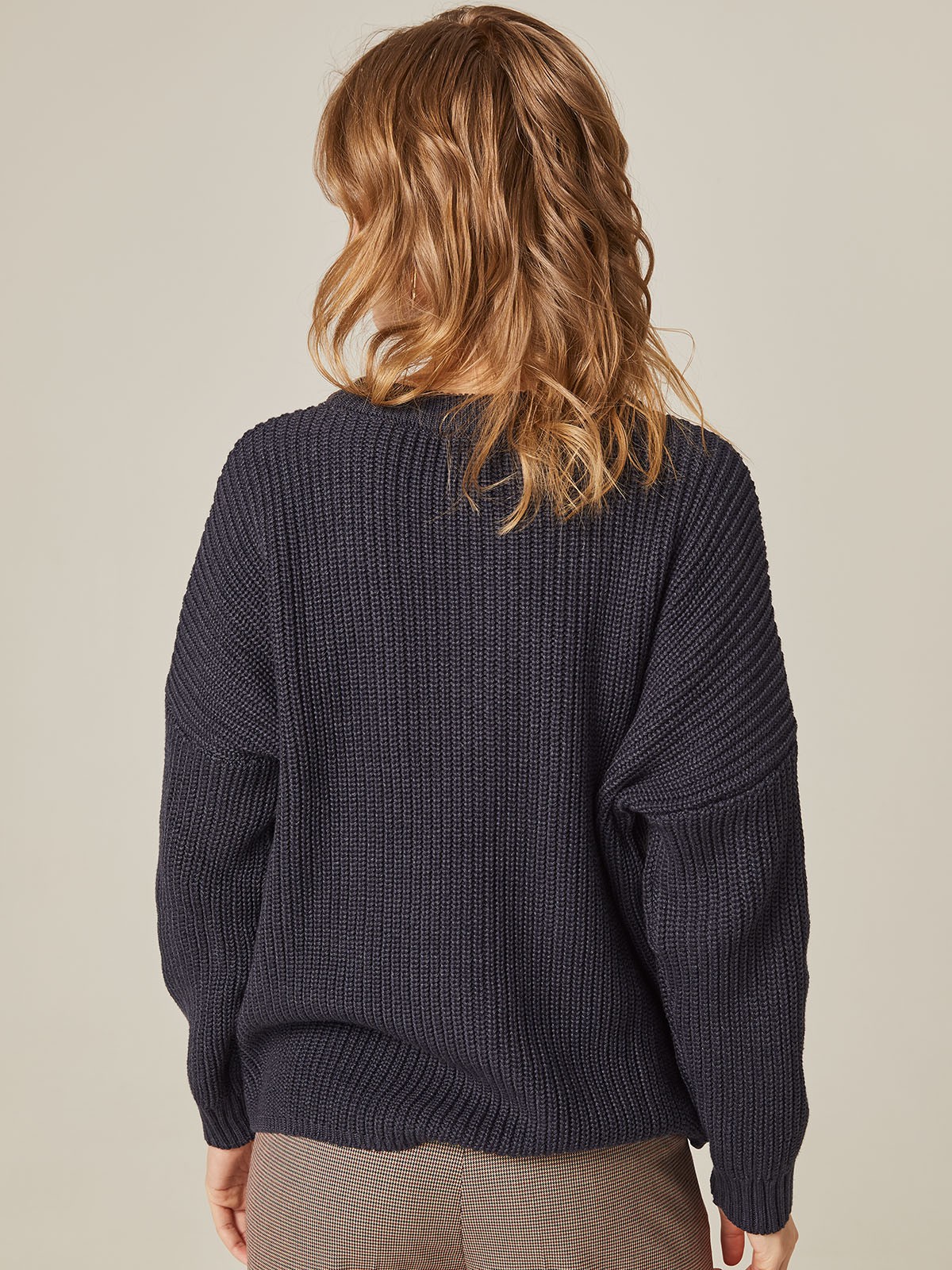 Хлопковый свитер крупной вязки с круглым вырезом. В нем удобно и уютно, его обладательница будет выглядеть как никогда женственно и изящно. Нежный хлопок дышит и позволяет поддерживать оптимальный температурный режим.

На модели размер one size