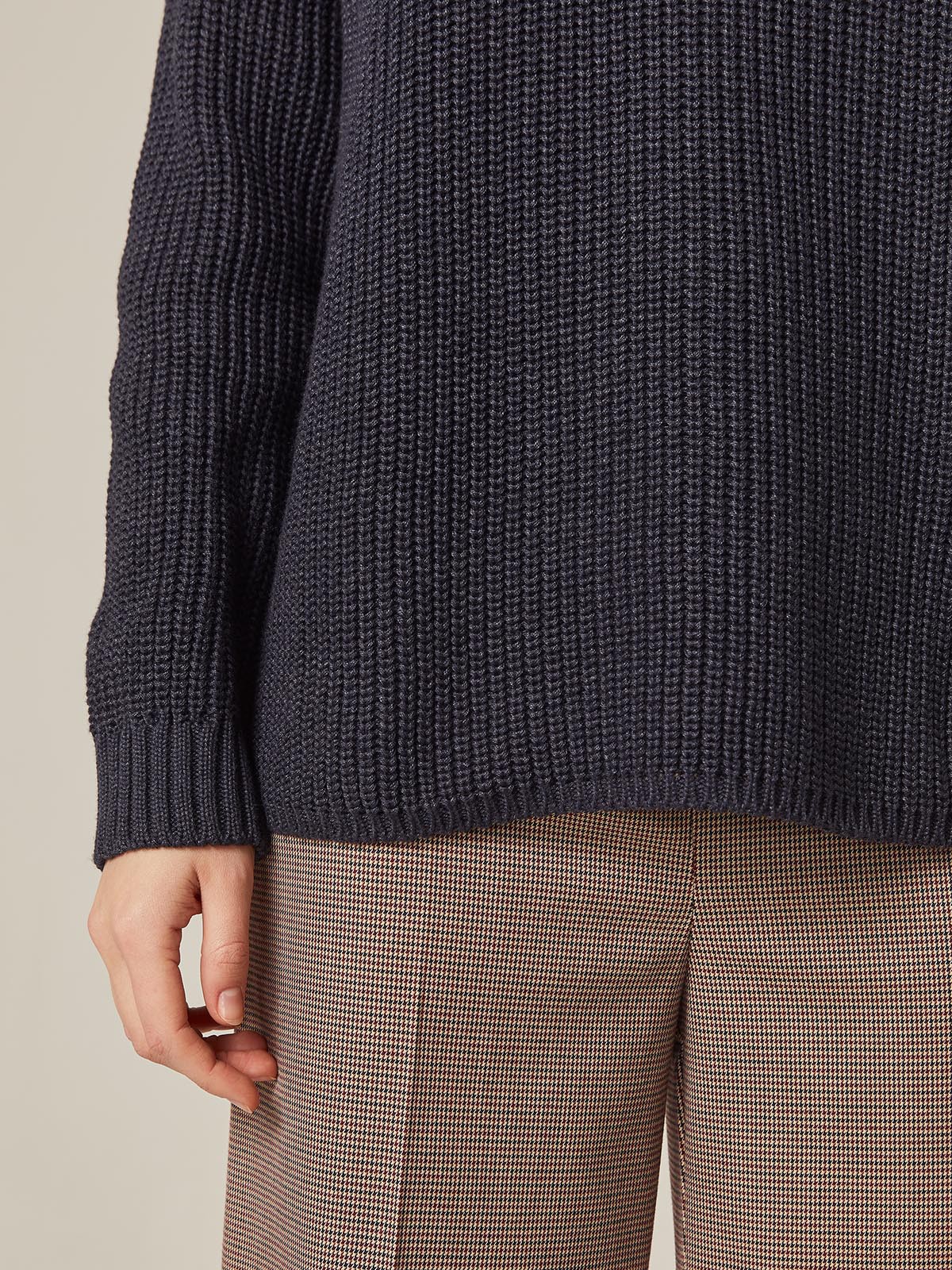 Хлопковый свитер крупной вязки с круглым вырезом. В нем удобно и уютно, его обладательница будет выглядеть как никогда женственно и изящно. Нежный хлопок дышит и позволяет поддерживать оптимальный температурный режим.

На модели размер one size