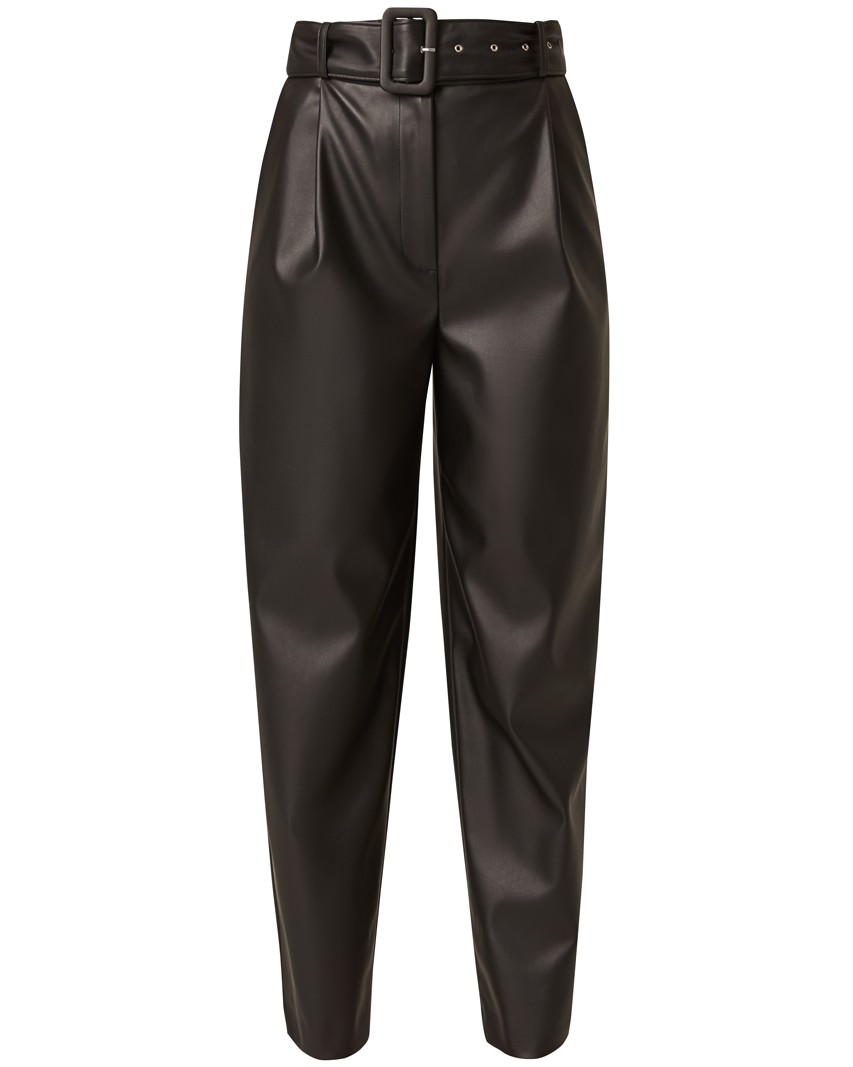 Брюки бананы прямого силуэта слегка зауженные к низу. Модель с высокой посадкой дополнена ремнем с обяжнолй пряжкой. Брюки выполнены из эко-кожи. Дополните образ легкой блузой oversize для создания трендового образа.

На модели размер XS