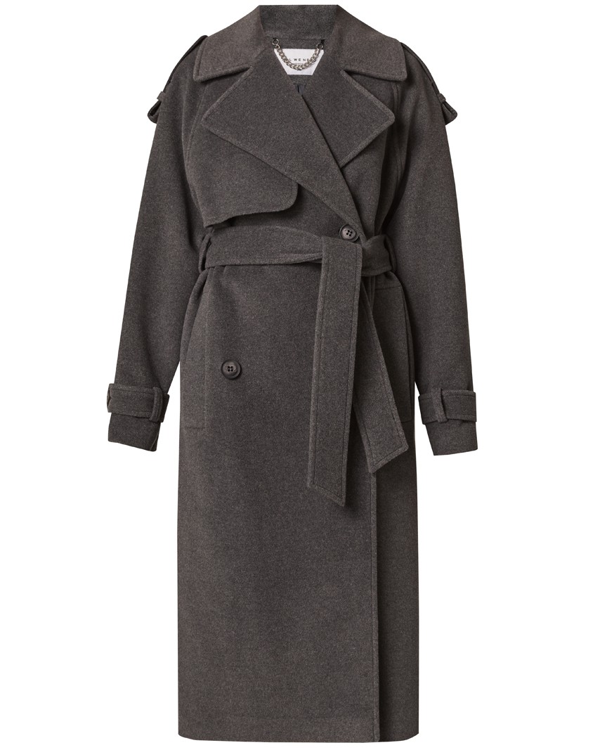 Двубортное пальто-тренч свободного кроя с застежкой на пуговицы. Дополнено поясом, пряжкой на манжетах и погонами в тон изделия. Модный силуэт оверсайз позволяет создавать дерзкие образы в стиле80-х гг.

На модели размер XS