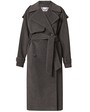 Двубортное пальто-тренч свободного кроя с застежкой на пуговицы. Дополнено поясом, пряжкой на манжетах и погонами в тон изделия. Модный силуэт оверсайз позволяет создавать дерзкие образы в стиле80-х гг.

На модели размер XS