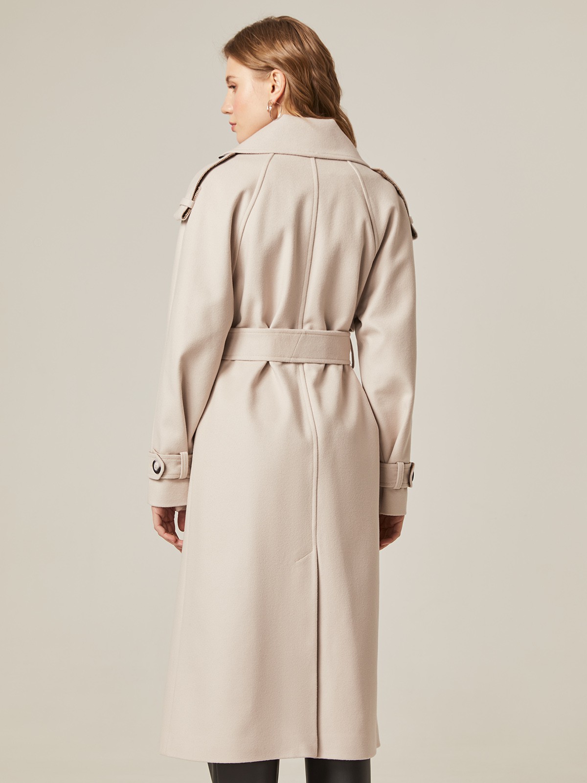 Пальто-тренч Silvia, цвет: светло-бежевый Allweneed Двубортное пальто-тренч свободного кроя с застежкой на пуговицы. Дополнено поясом, пряжкой на манжетах и погонами в тон изделия. Модный силуэт оверсайз позволяет создавать дерзкие образы в стиле80-х гг.
На модели размер XS