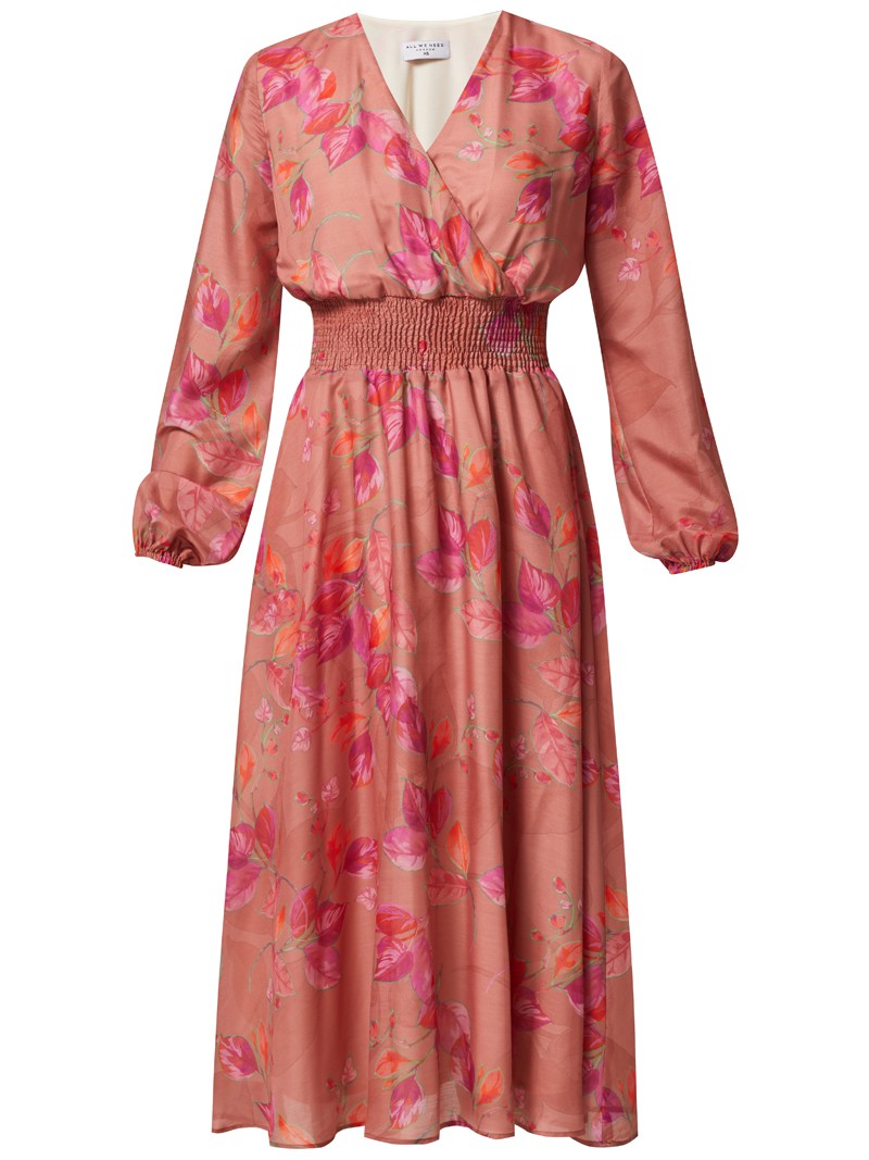 Платье с широкими рукавами и имитацией запАха, застегивается на молнию. Лиф и юбку соединяет пояс со строчками-резинками. Имитация запАха приблизит любую фигуру к песочным часам. Идеальный вариант для создания женственного образа. Дополните свой лук босоножками на каблуке и отправляйтесь на вечеринку.

На модели размер XS