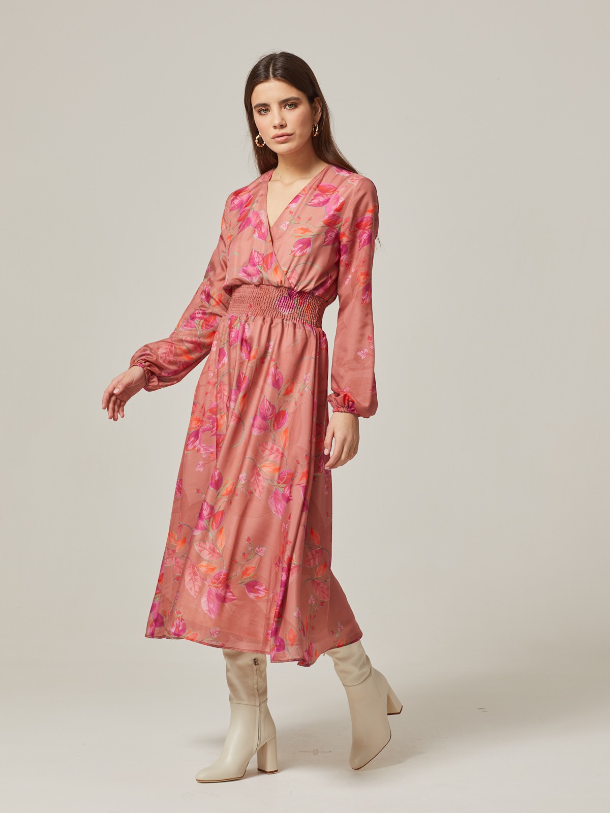 Платье с широкими рукавами и имитацией запАха, застегивается на молнию. Лиф и юбку соединяет пояс со строчками-резинками. Имитация запАха приблизит любую фигуру к песочным часам. Идеальный вариант для создания женственного образа. Дополните свой лук босоножками на каблуке и отправляйтесь на вечеринку.

На модели размер XS