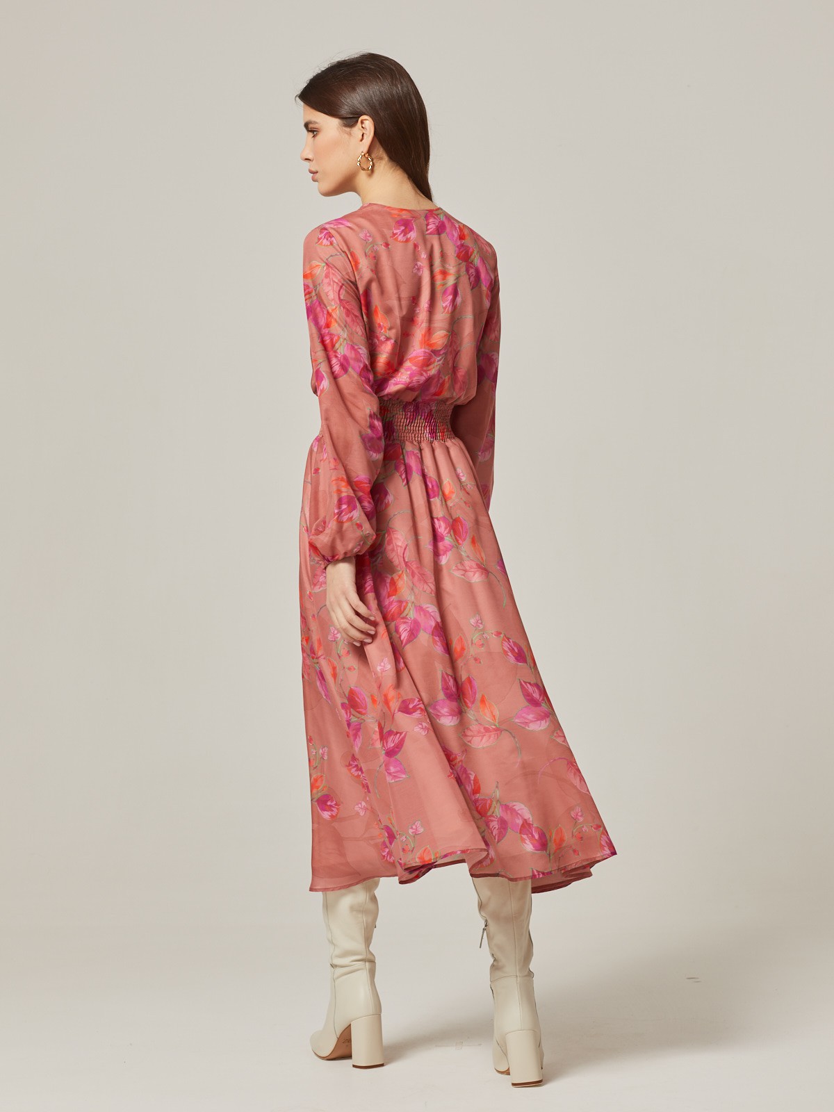 Платье с широкими рукавами и имитацией запАха, застегивается на молнию. Лиф и юбку соединяет пояс со строчками-резинками. Имитация запАха приблизит любую фигуру к песочным часам. Идеальный вариант для создания женственного образа. Дополните свой лук босоножками на каблуке и отправляйтесь на вечеринку.

На модели размер XS