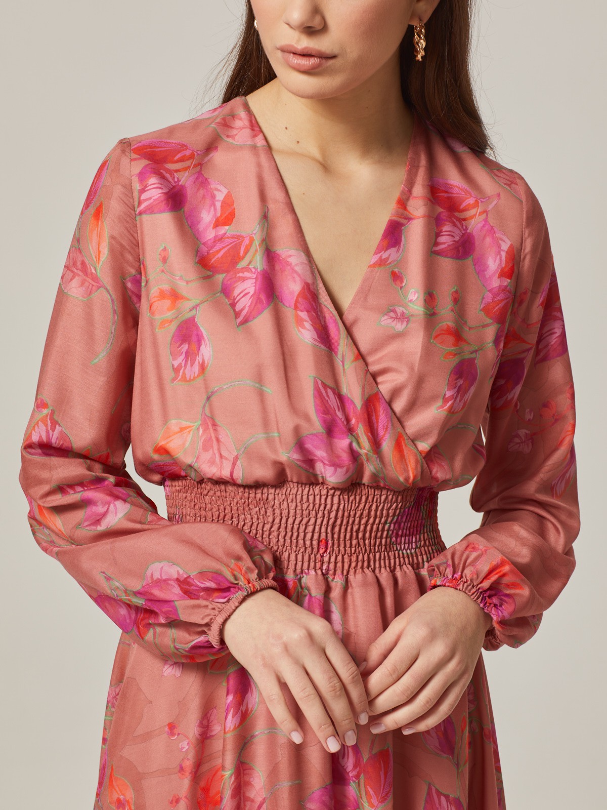 Платье с широкими рукавами и имитацией запАха, застегивается на молнию. Лиф и юбку соединяет пояс со строчками-резинками. Имитация запАха приблизит любую фигуру к песочным часам. Идеальный вариант для создания женственного образа. Дополните свой лук босоножками на каблуке и отправляйтесь на вечеринку.

На модели размер XS