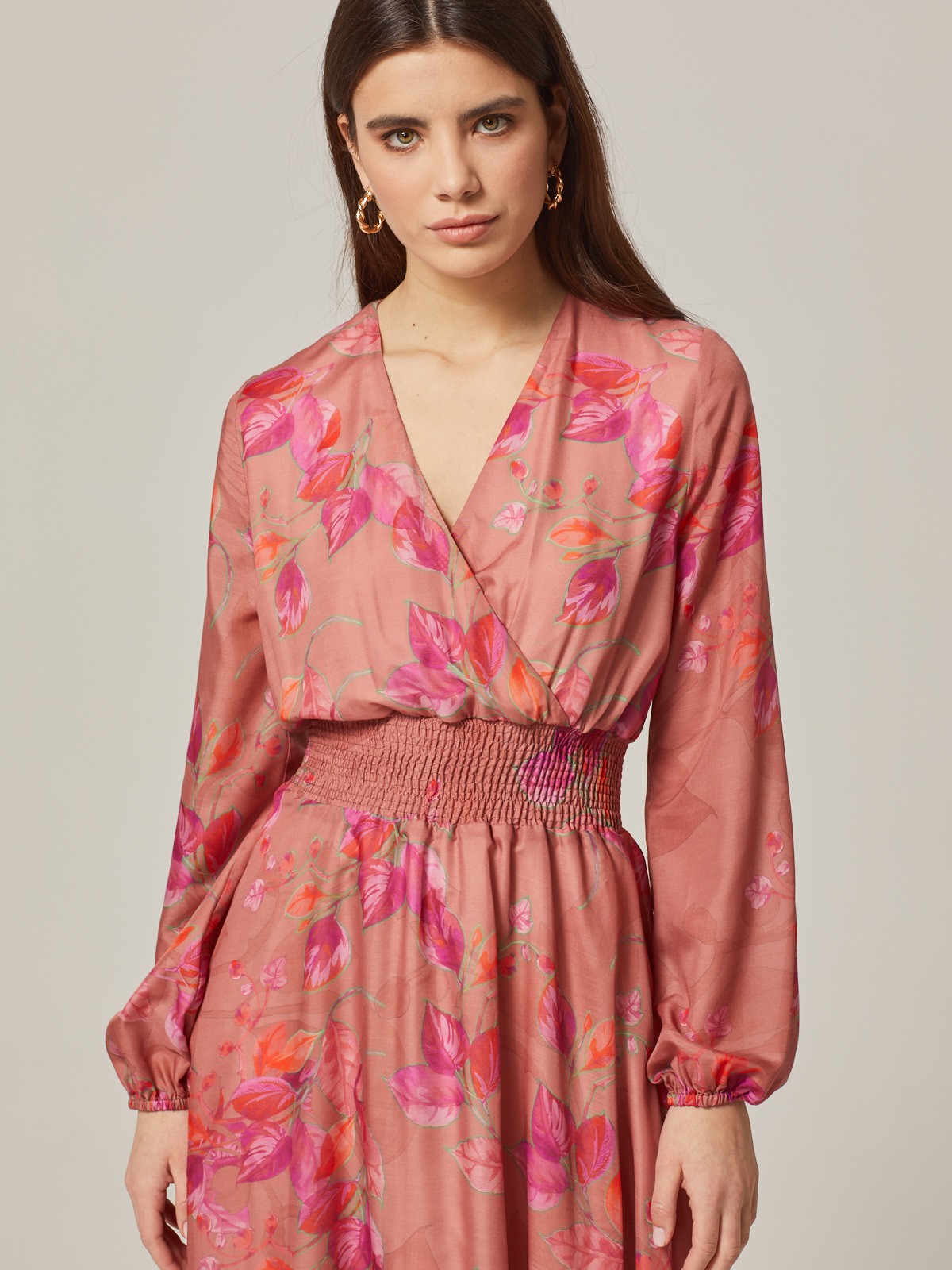 Платье с широкими рукавами и имитацией запАха, застегивается на молнию. Лиф и юбку соединяет пояс со строчками-резинками. Имитация запАха приблизит любую фигуру к песочным часам. Идеальный вариант для создания женственного образа. Дополните свой лук босоножками на каблуке и отправляйтесь на вечеринку.

На модели размер XS